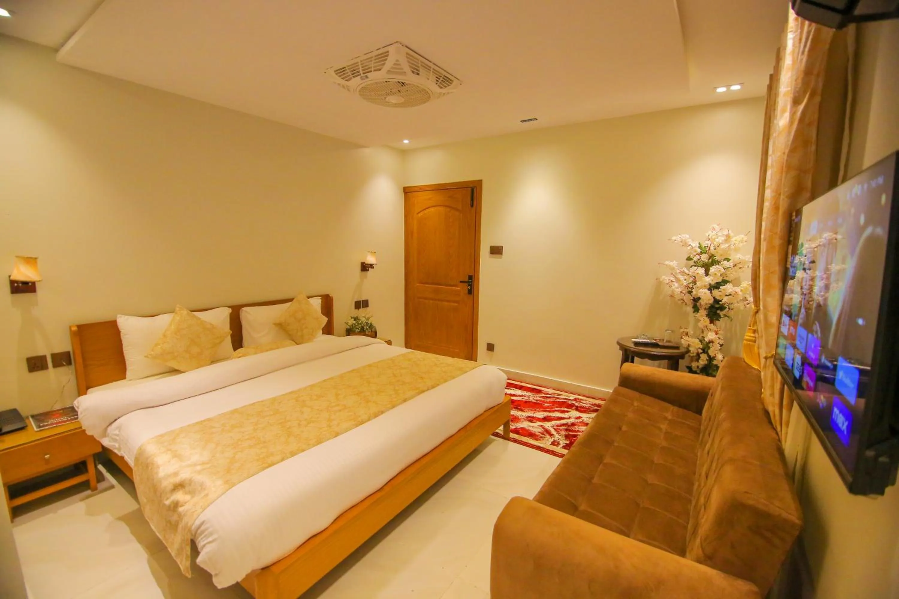 Photo of the whole room, Bed in Premier Inn Gulberg Lahore