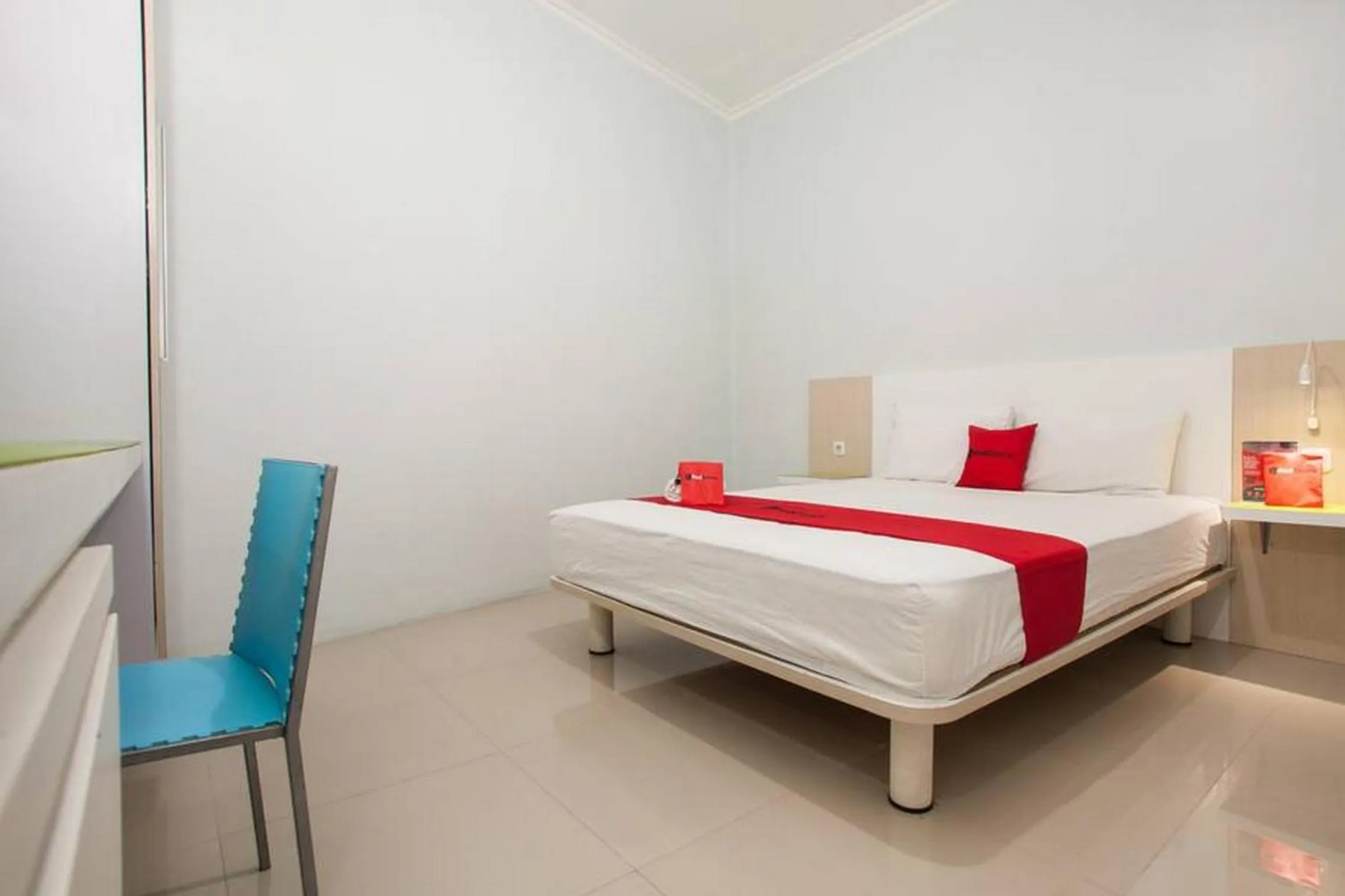 Property building, Bed in RedDoorz Syariah at Kartohardjo Madiun