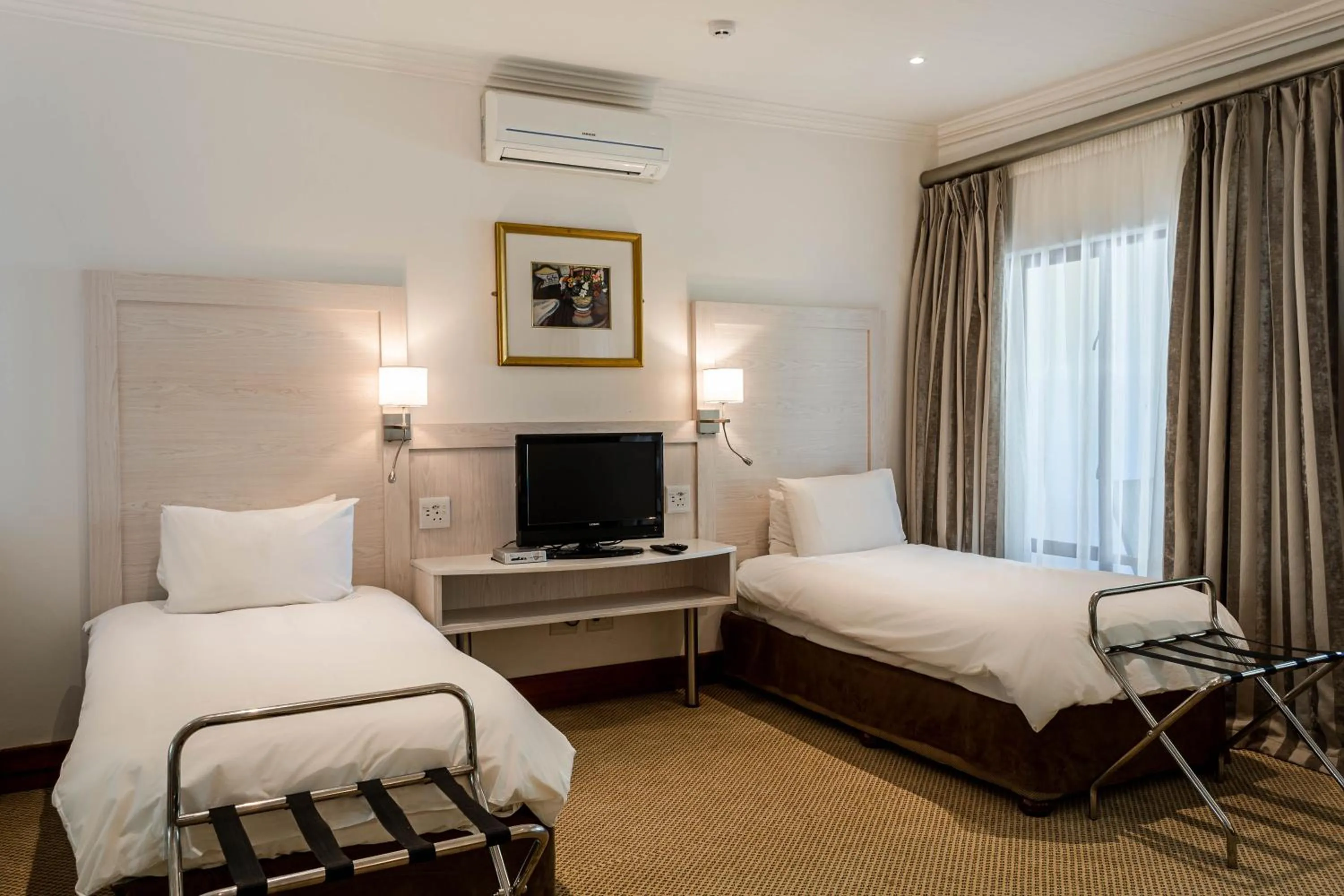 Photo of the whole room, Bed in Val Du Charron Wine & Leisure Estate