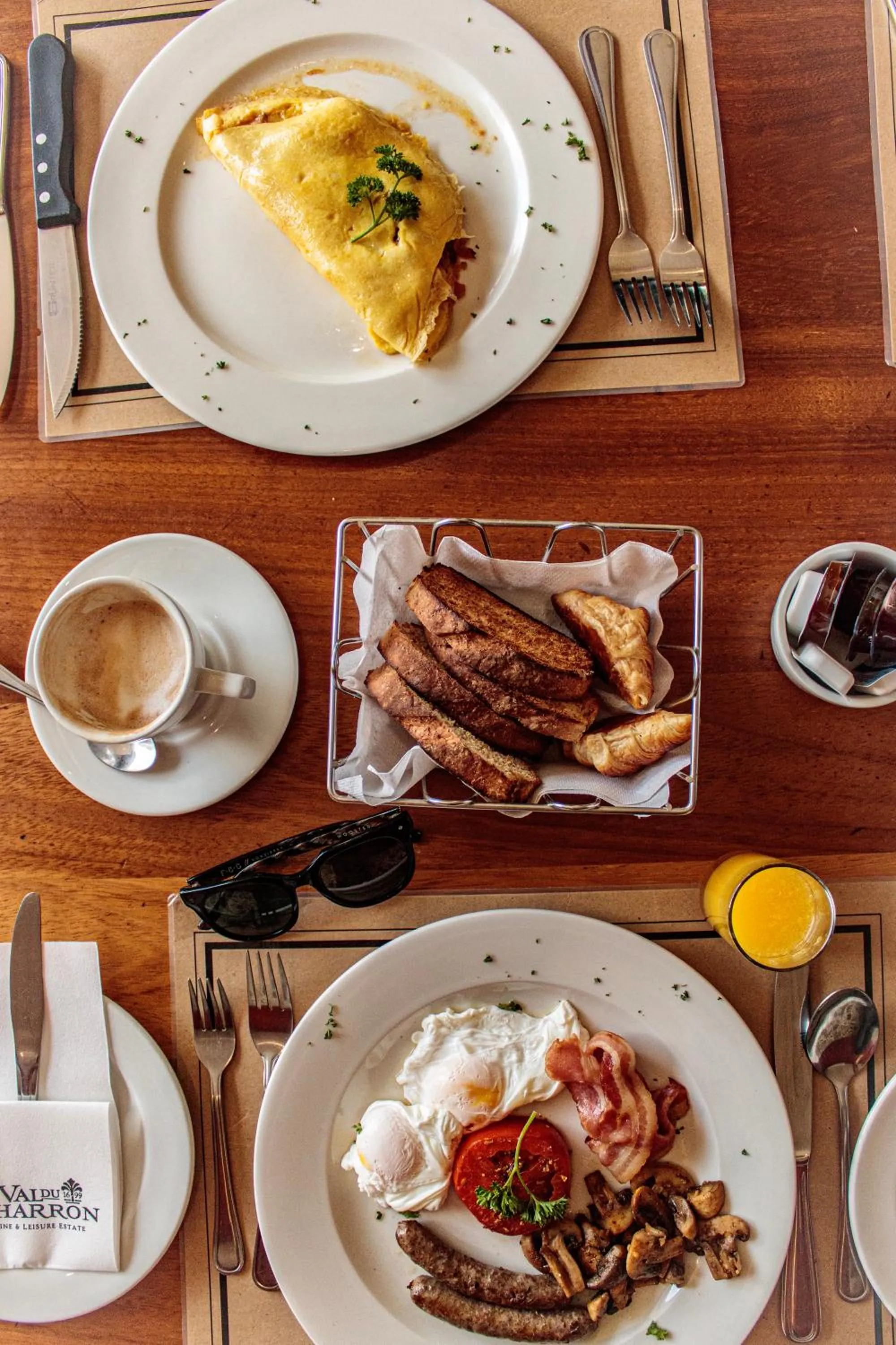 Food and drinks in Val Du Charron Wine & Leisure Estate