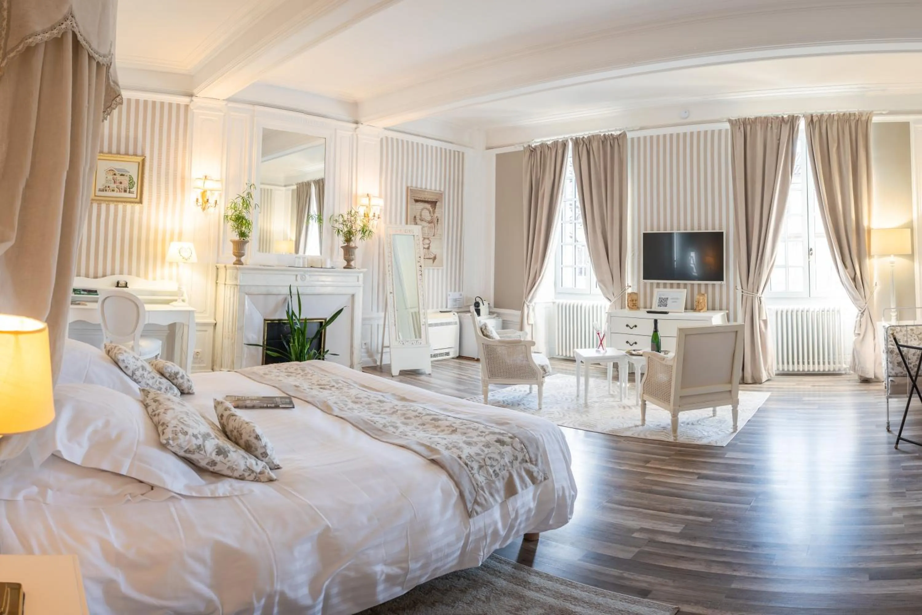 Photo of the whole room, Bed in Maison d'hôtes "Les Jardins de Mazamet"