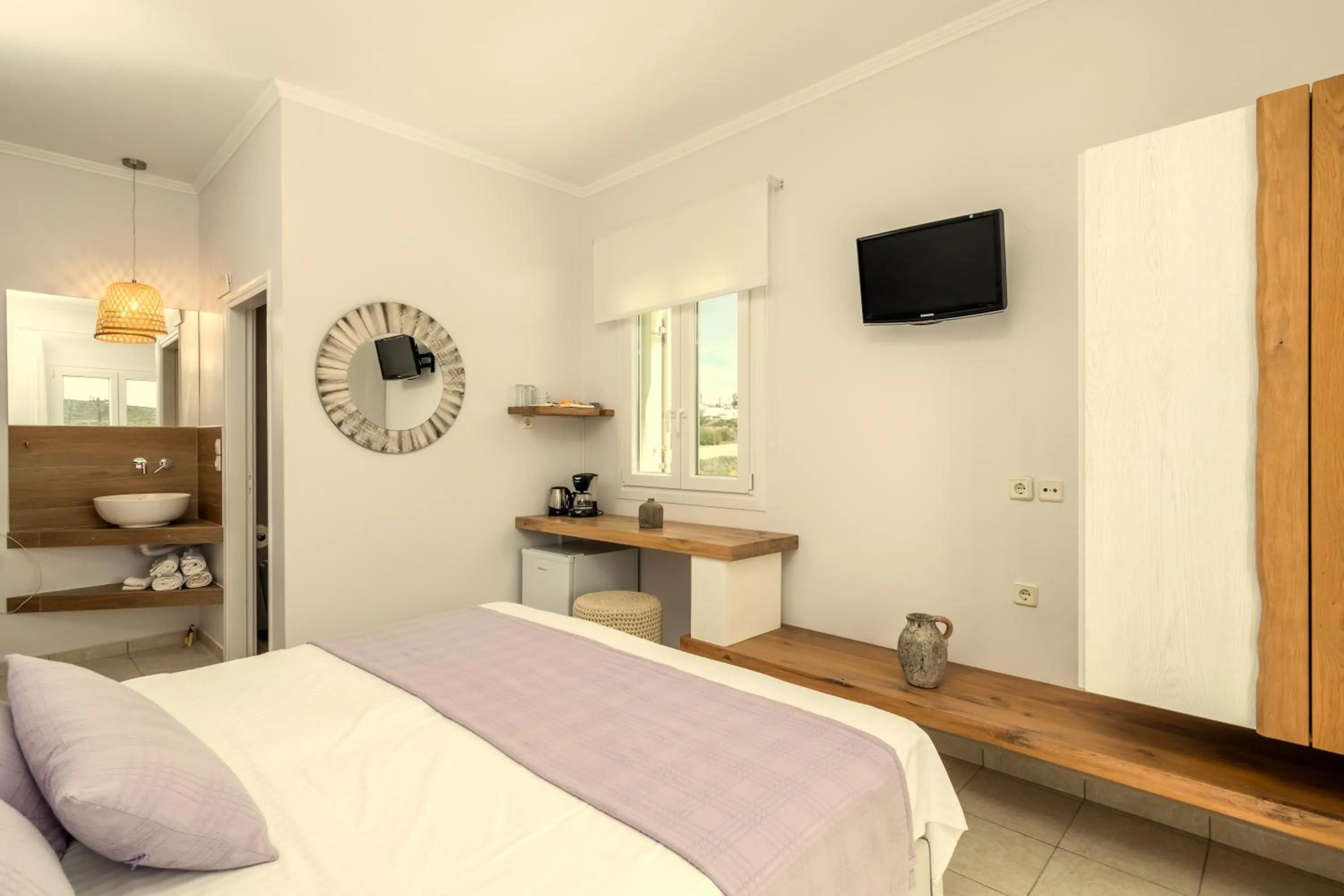 Photo of the whole room, Bed in Konstantinos