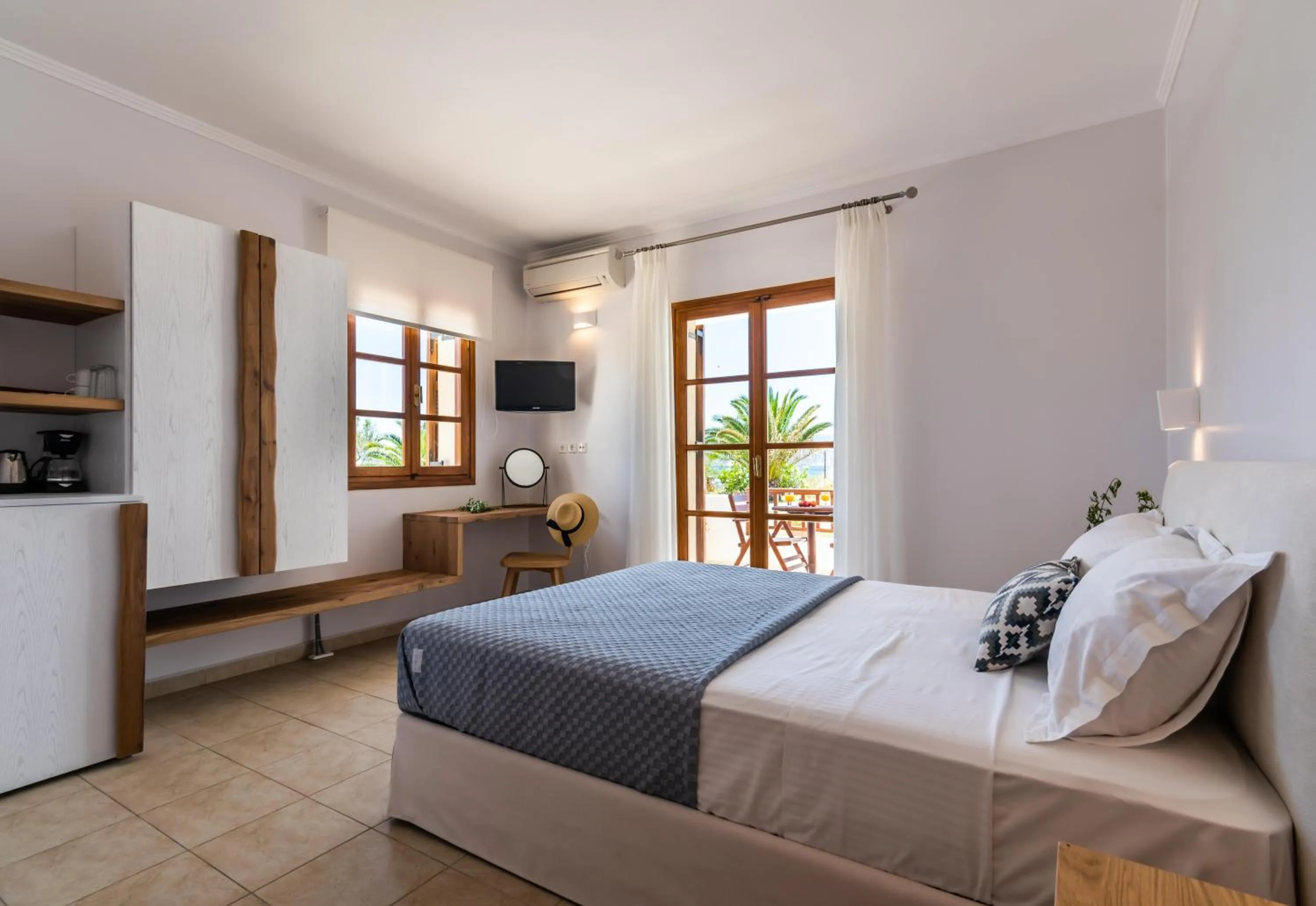 Coffee/tea facilities, Bed in Konstantinos