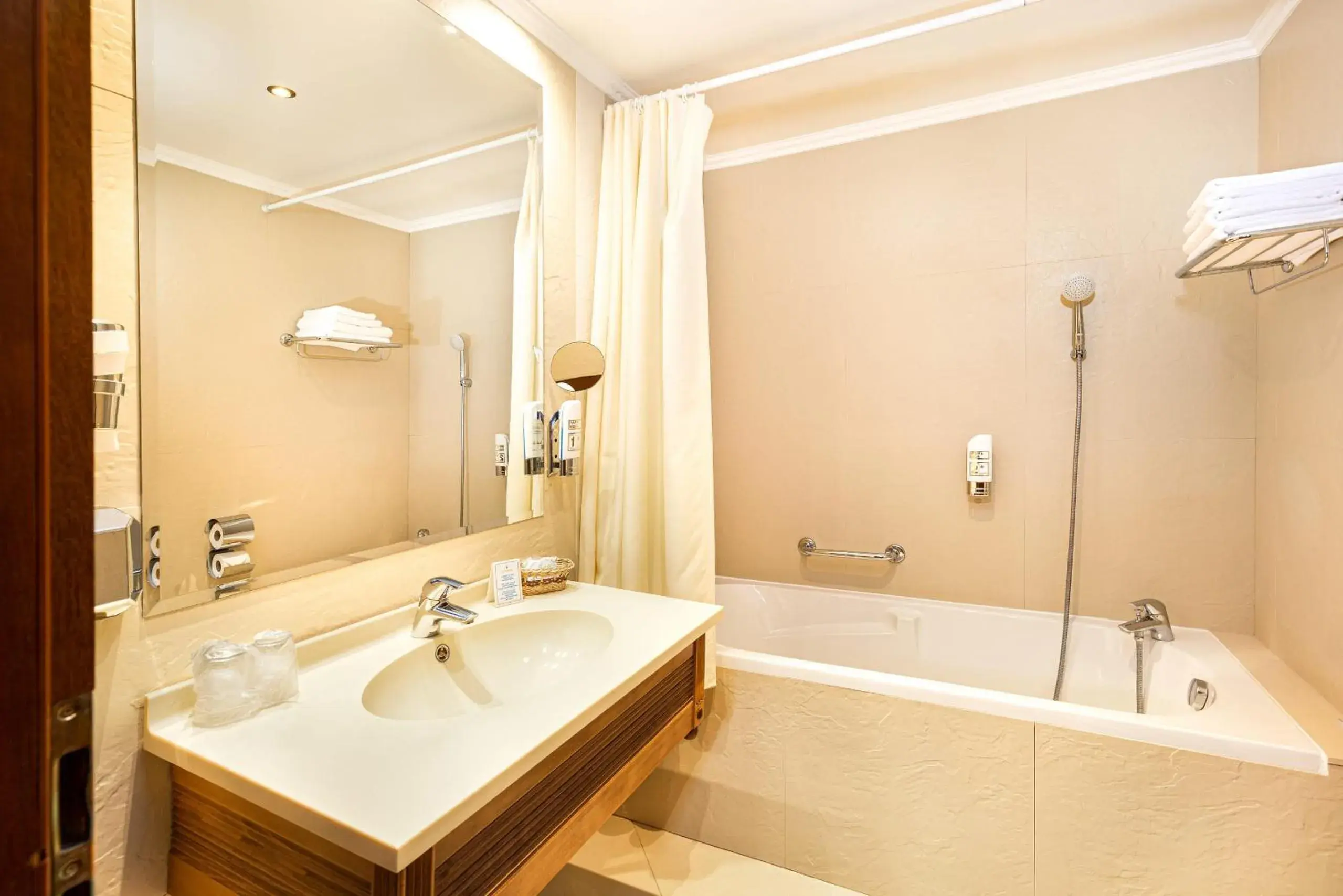 Large Double or Twin Room with Mountain View in Hotel International Large Double or Twin Room with Mountain View in Hotel International