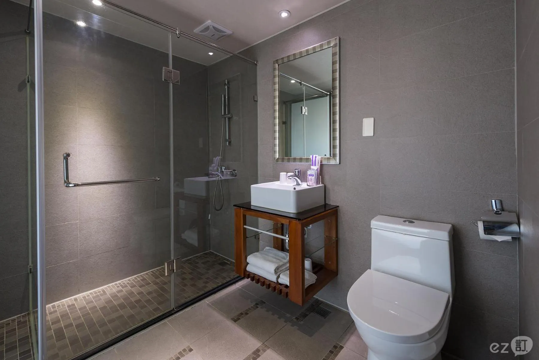 Toilet in Paris Business Hotel