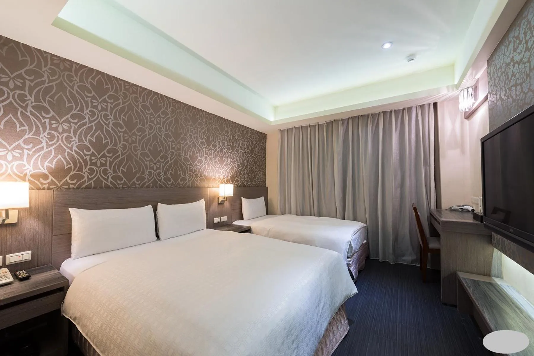 Bed in Paris Business Hotel