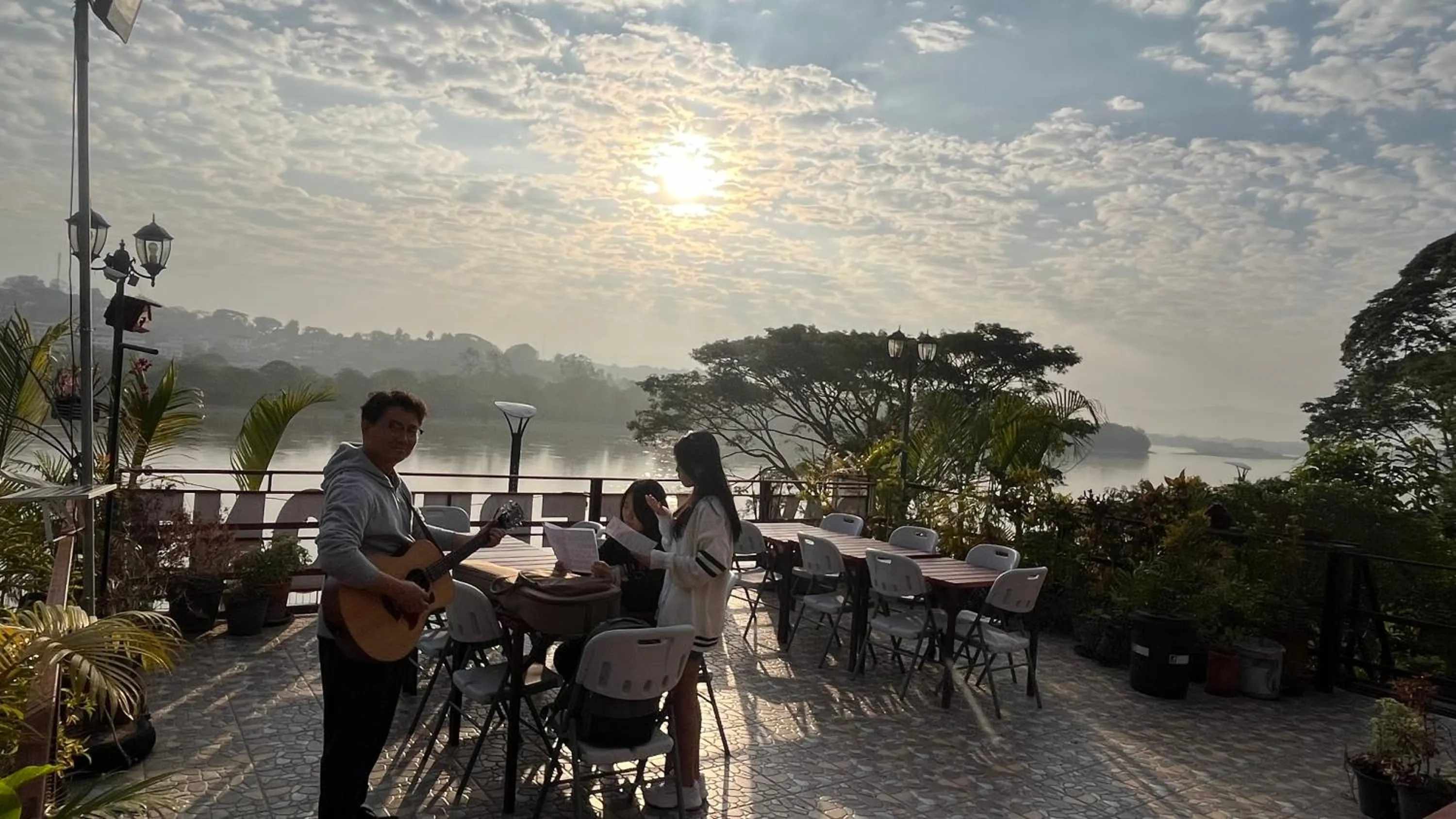 Day Waterfront Hotel