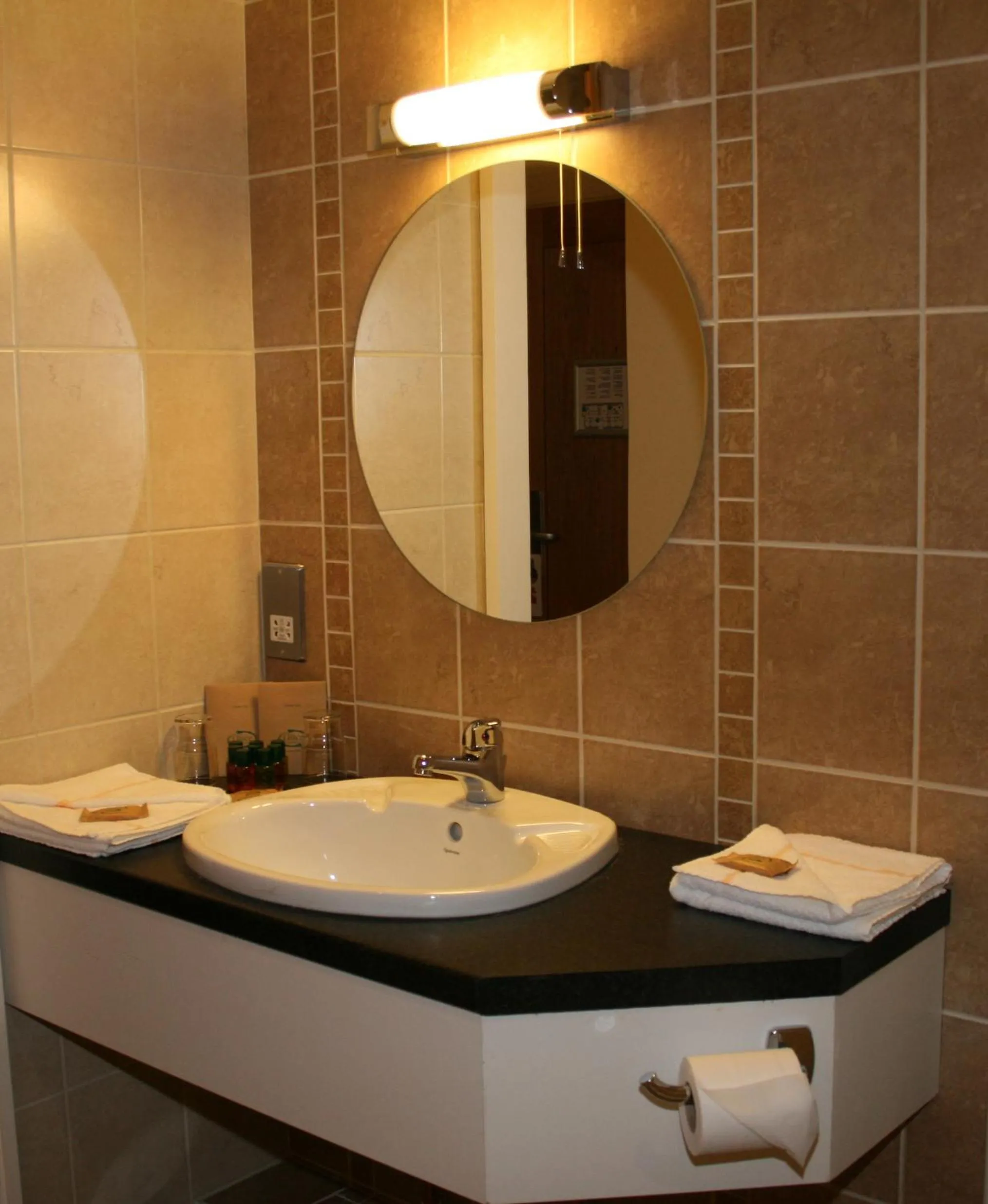 Bathroom in Deebert House Hotel