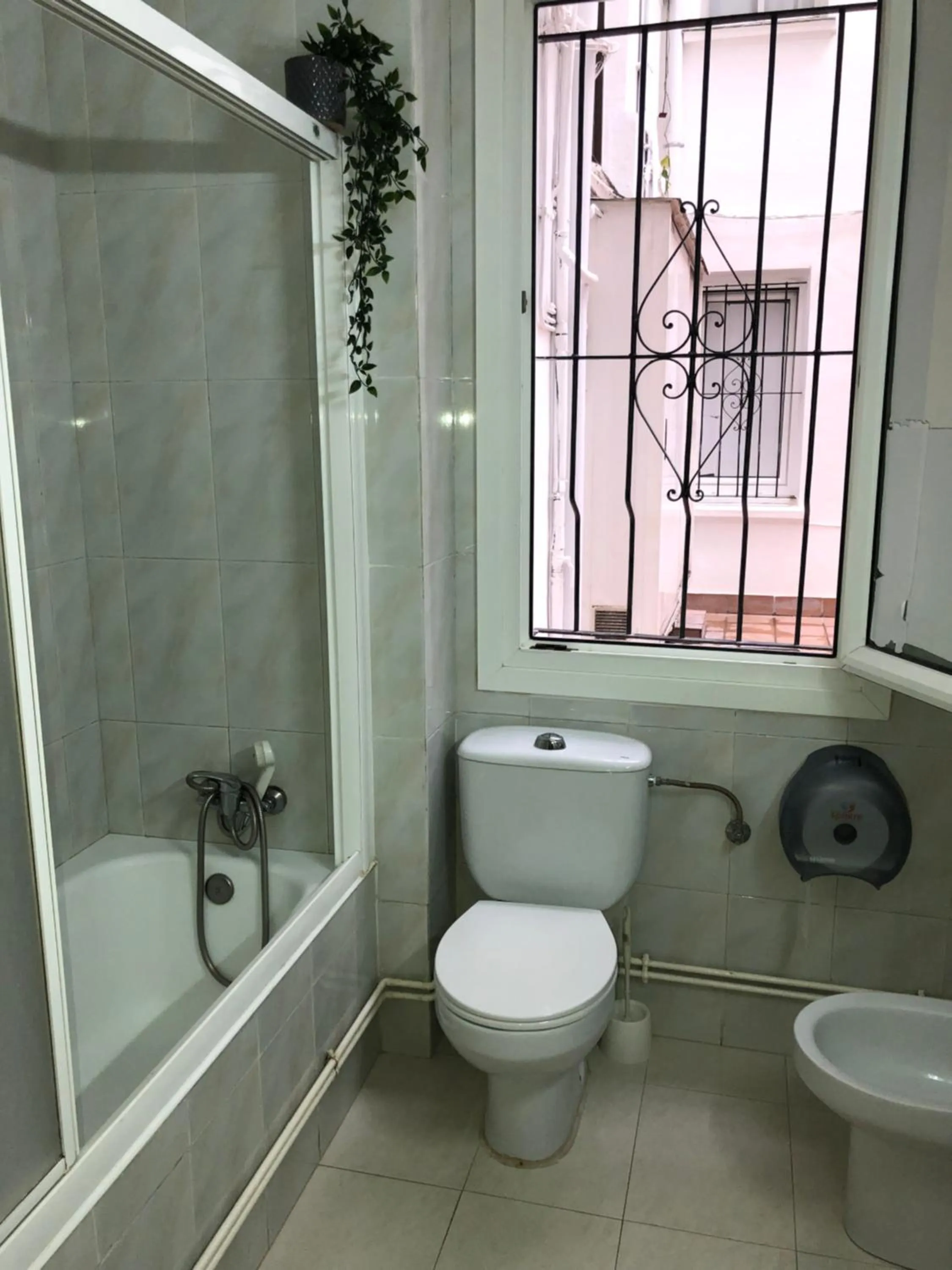 Shower in Pensión Arias