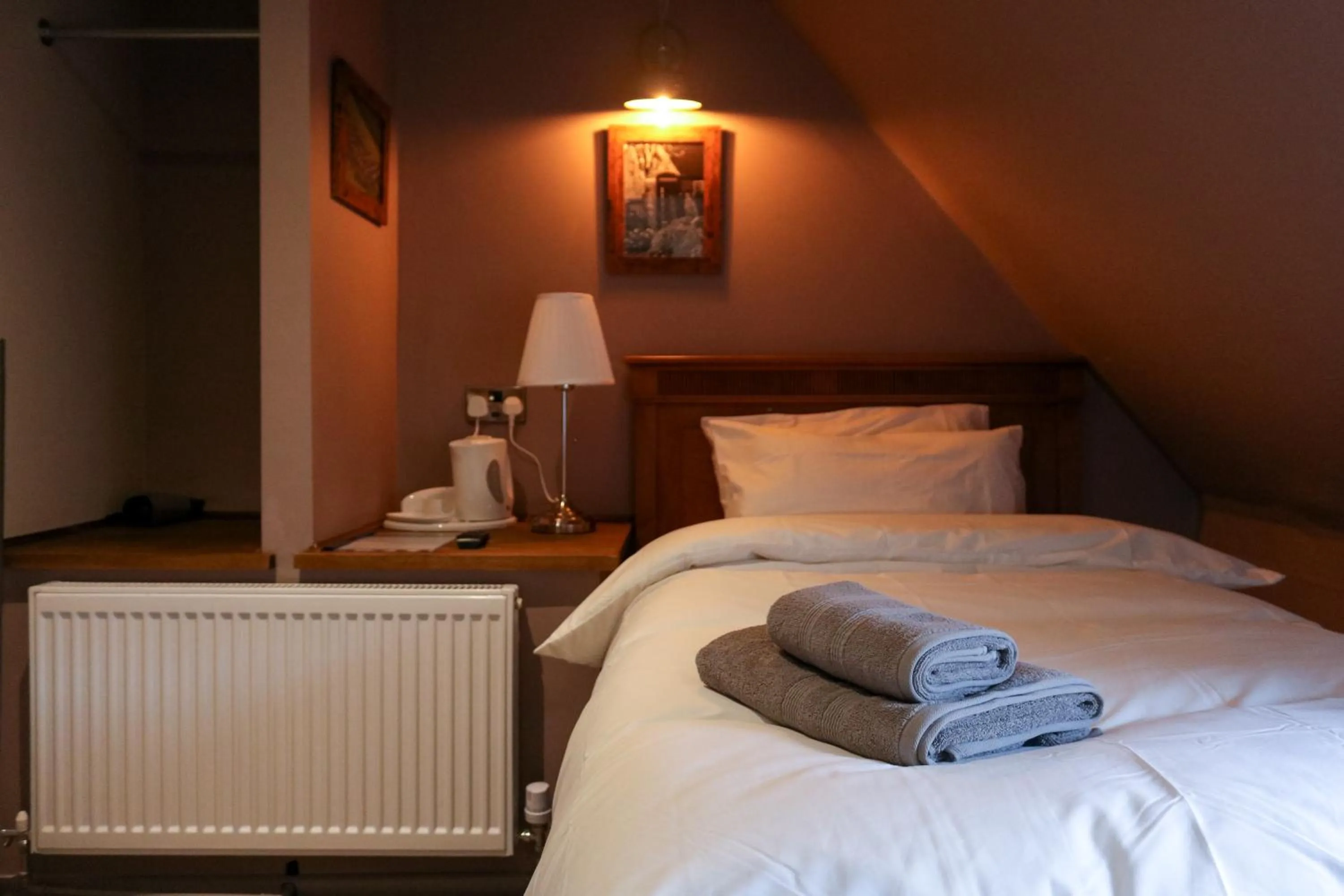 Bedroom, Bed in The Hollybush Inn and B&B