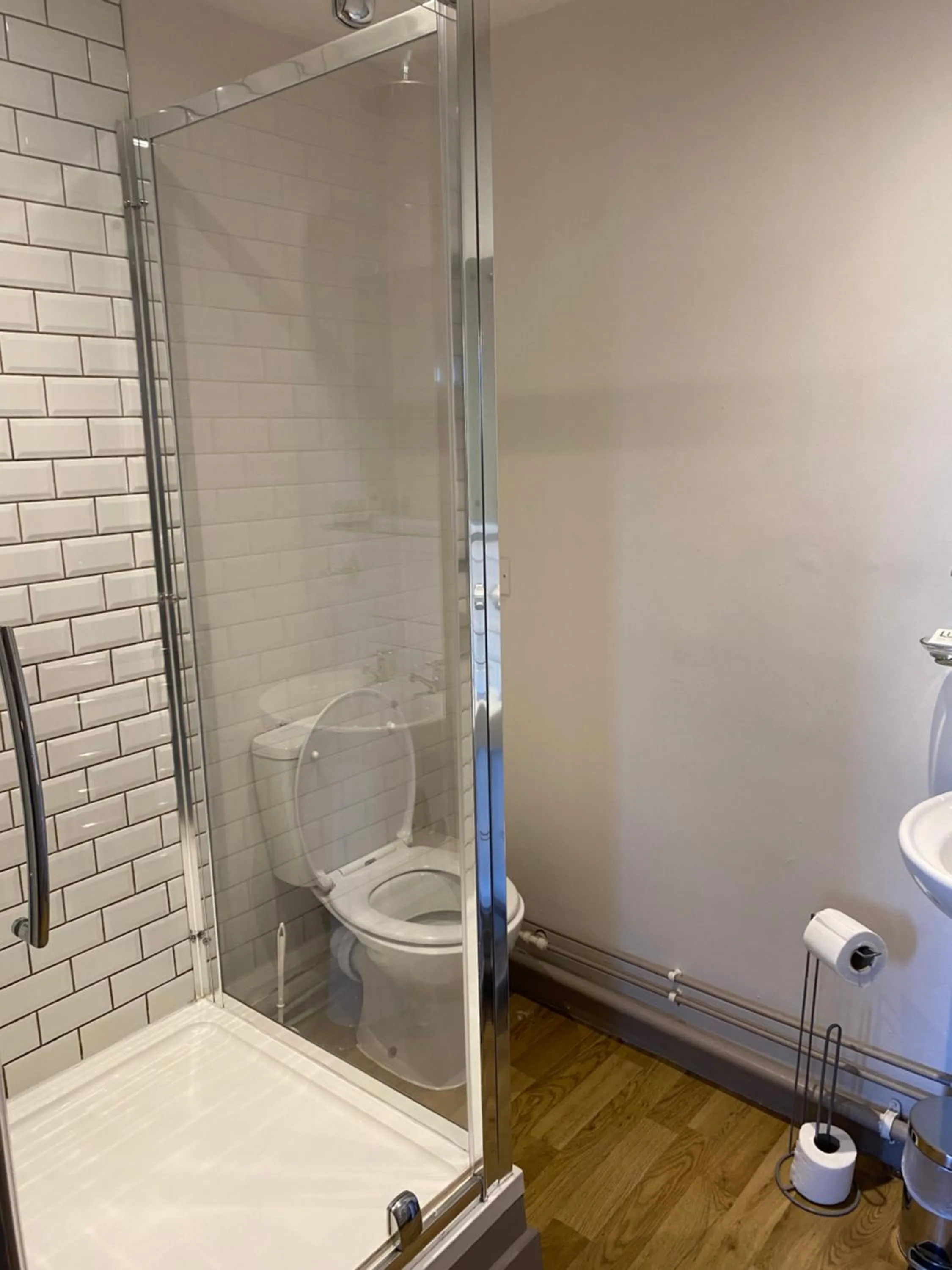 Shower in The Hollybush Inn and B&B