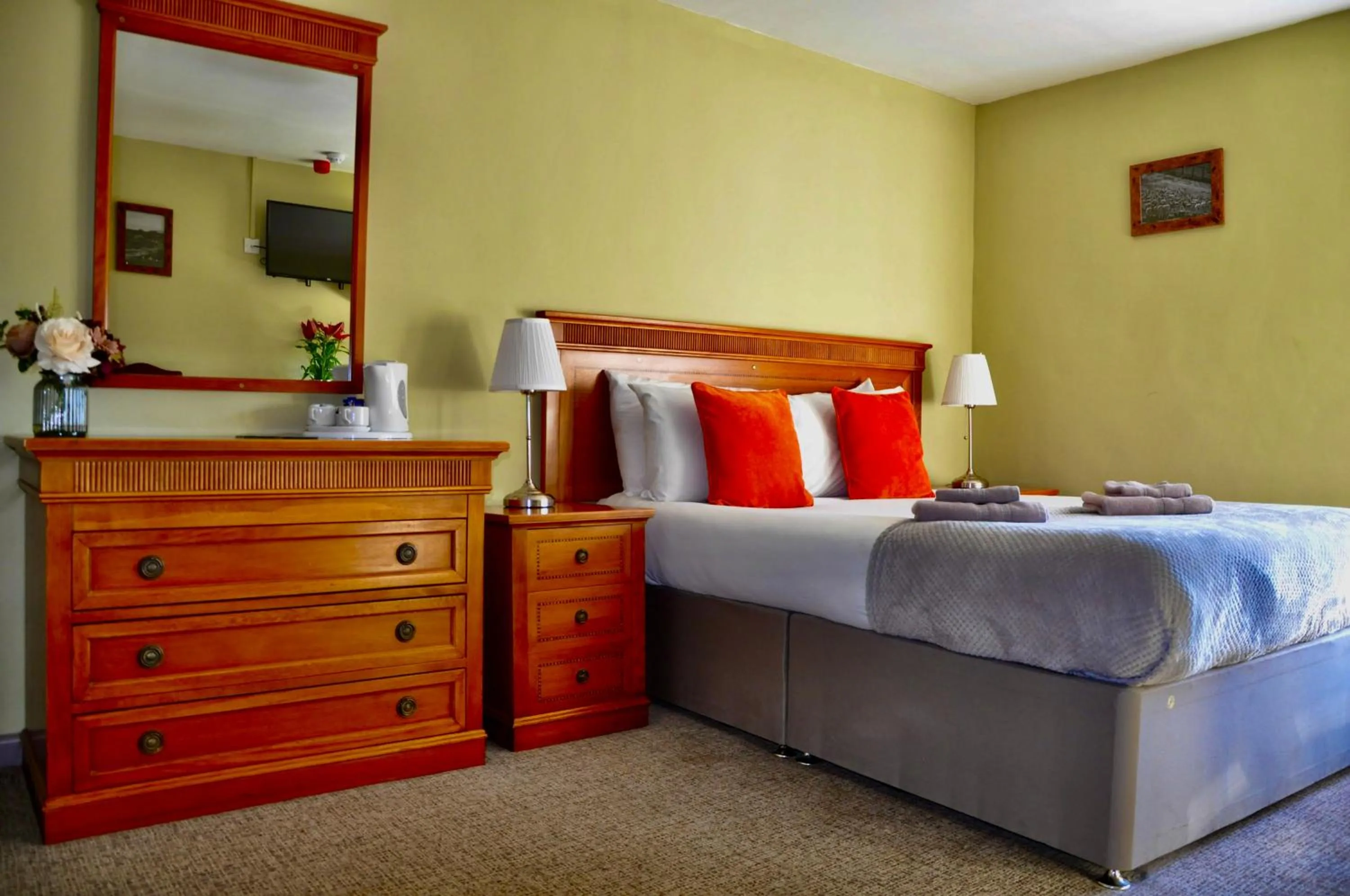 Bedroom, Bed in The Hollybush Inn and B&B