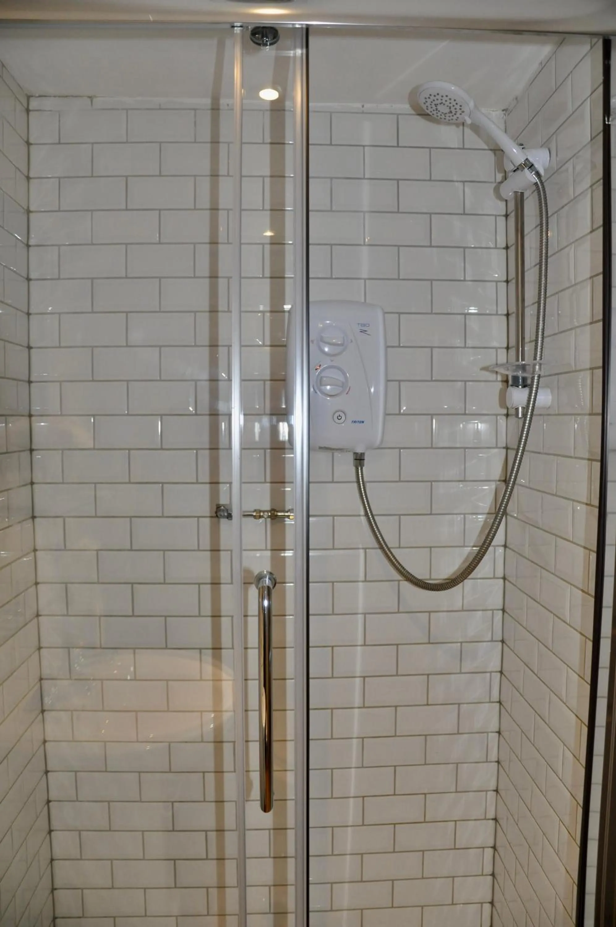 Shower in The Hollybush Inn and B&B