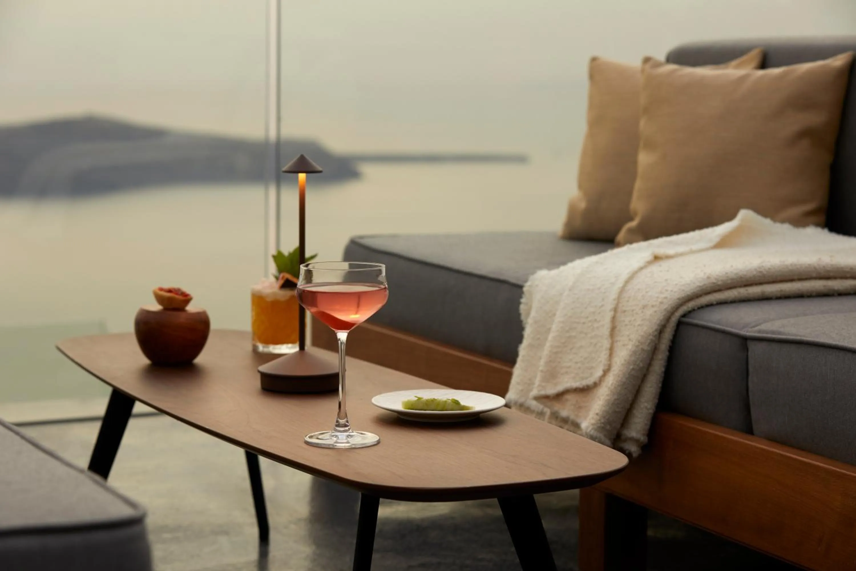 Lounge or bar in Kivotos Santorini - Preferred Hotels & Resorts