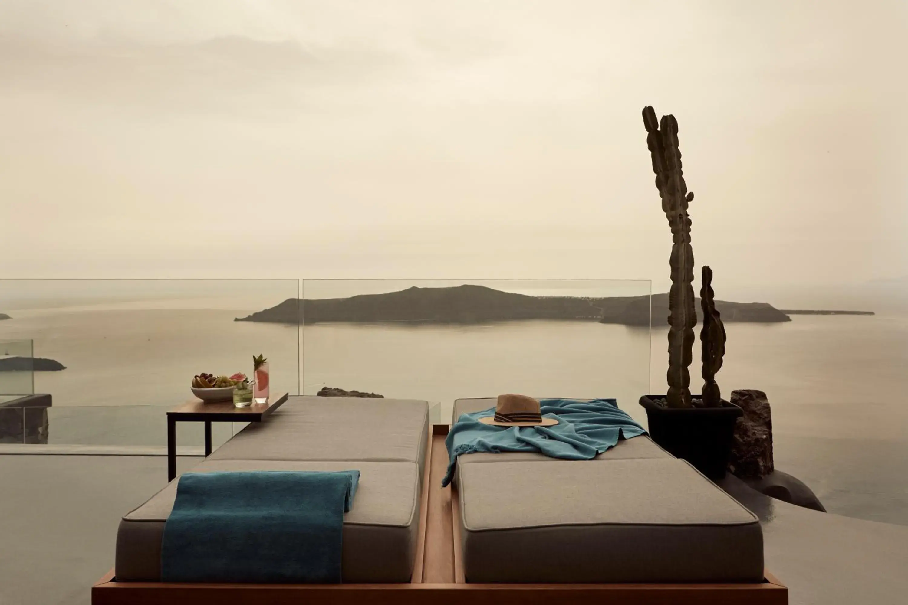 Lounge or bar in Kivotos Santorini - Preferred Hotels & Resorts Lounge or bar in Kivotos Santorini - Preferred Hotels & Resorts