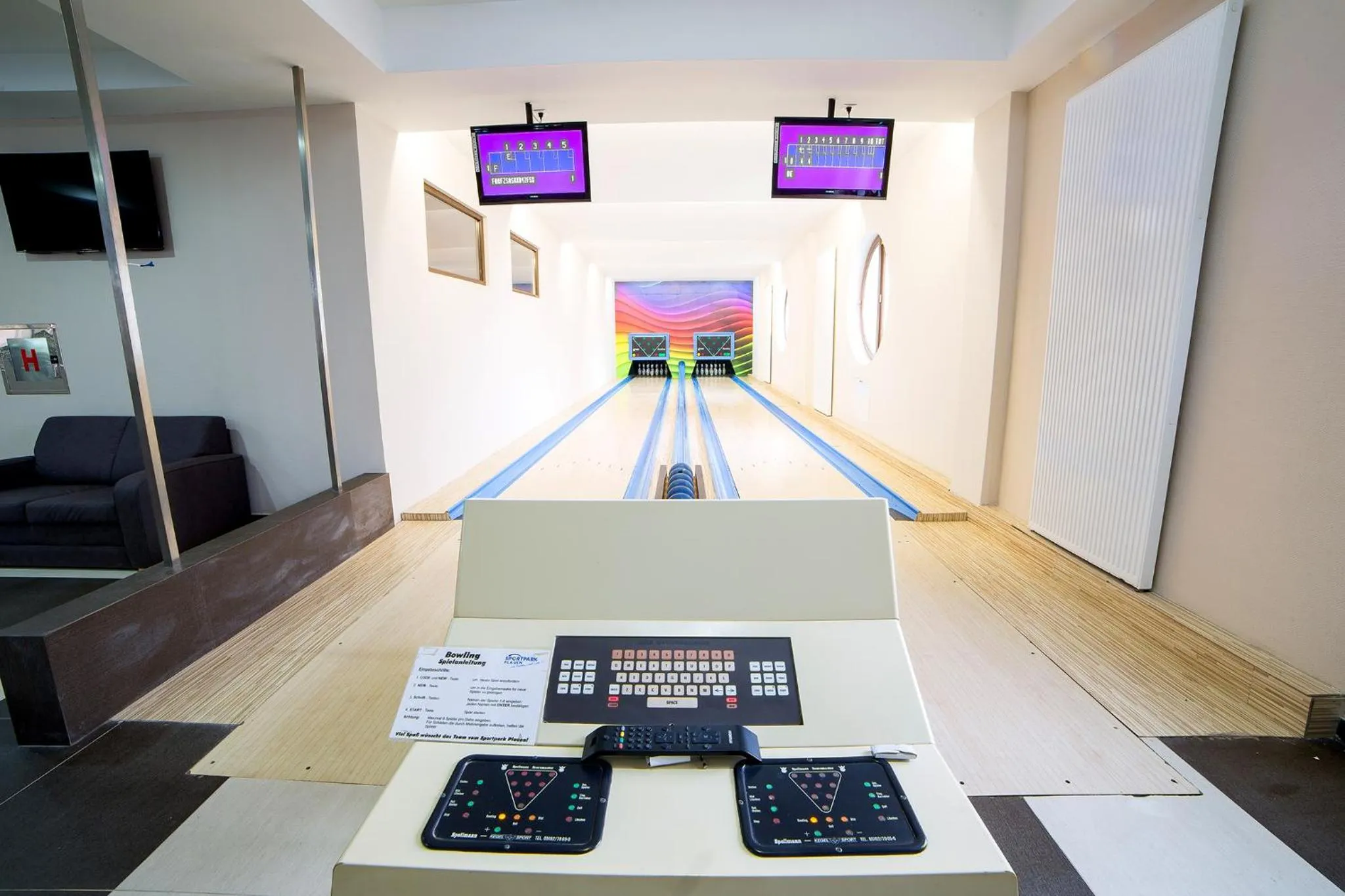 Bowling in Hotel Eden