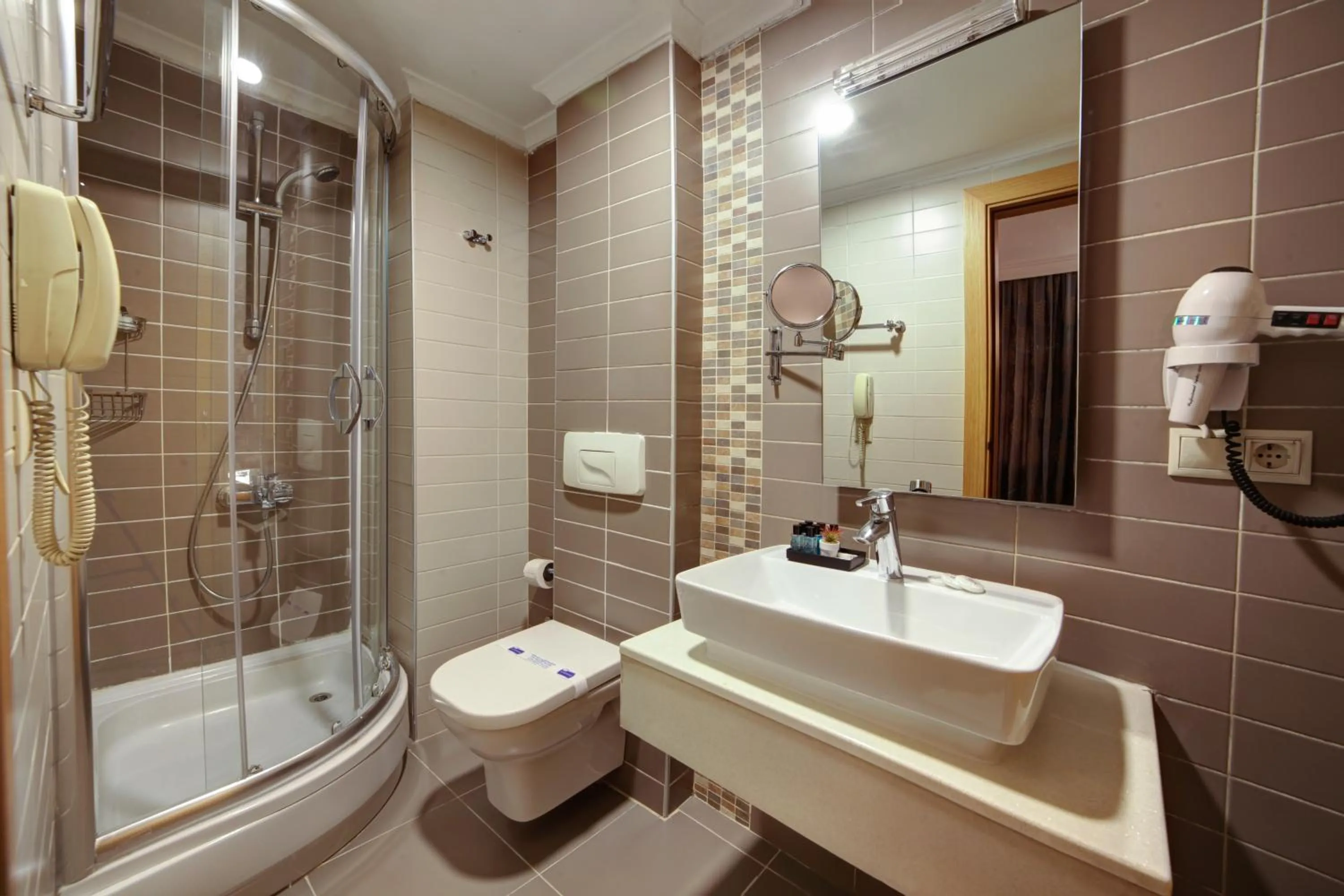 Shower in Almina Hotel - Special Class
