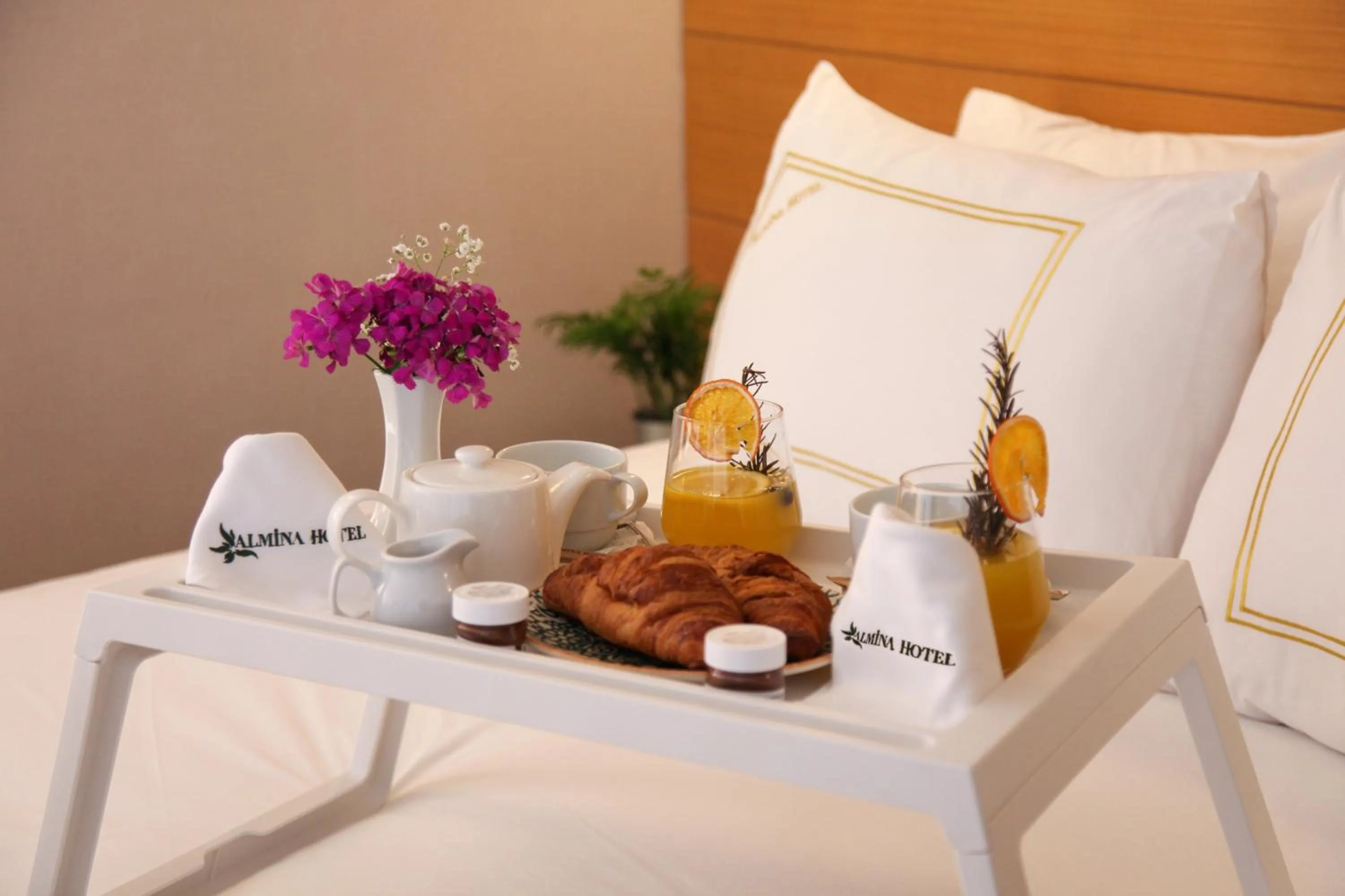 Food and drinks in Almina Hotel - Special Class