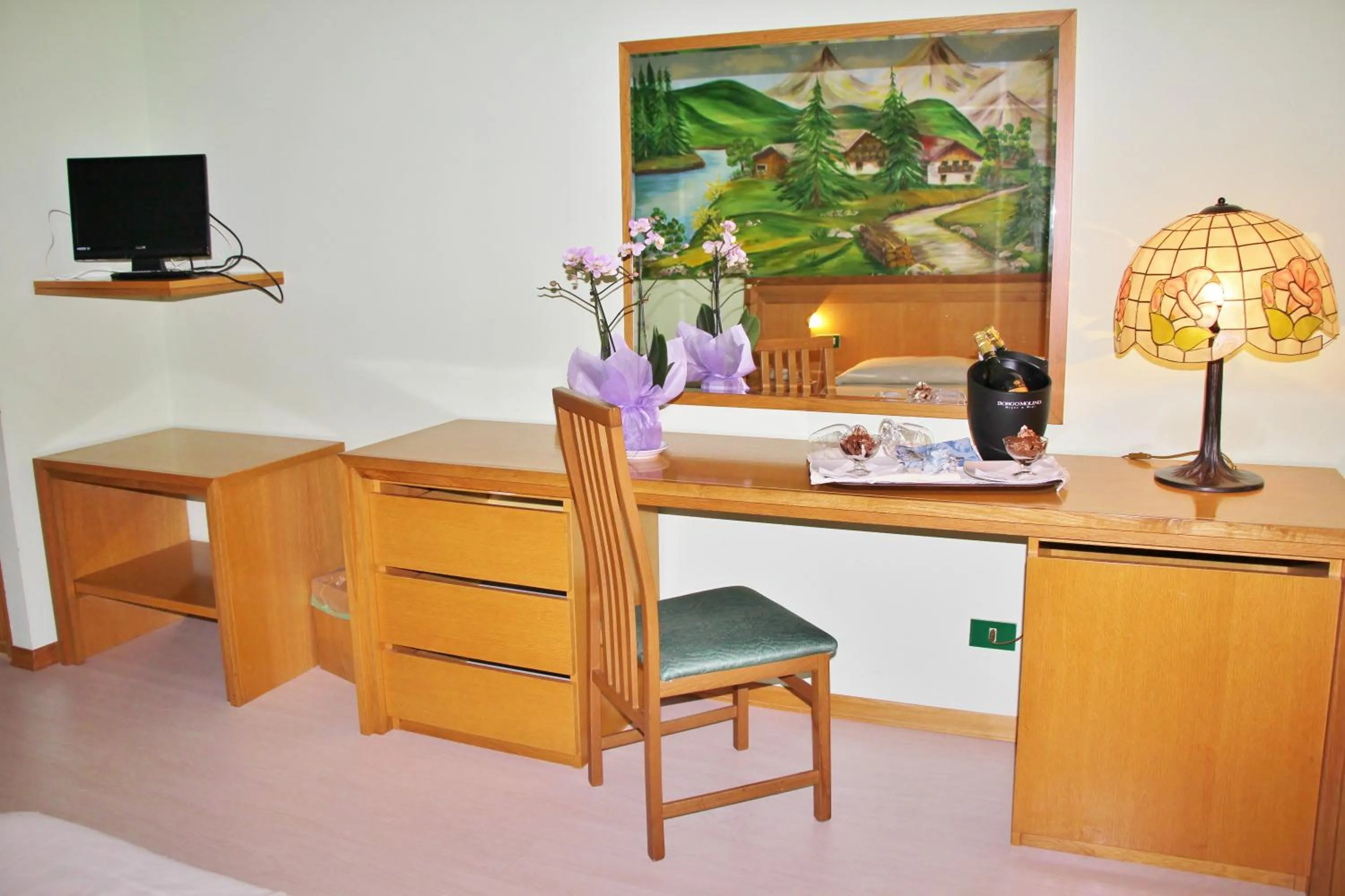 TV and multimedia, TV/Entertainment Center in Hotel Orso Bianco