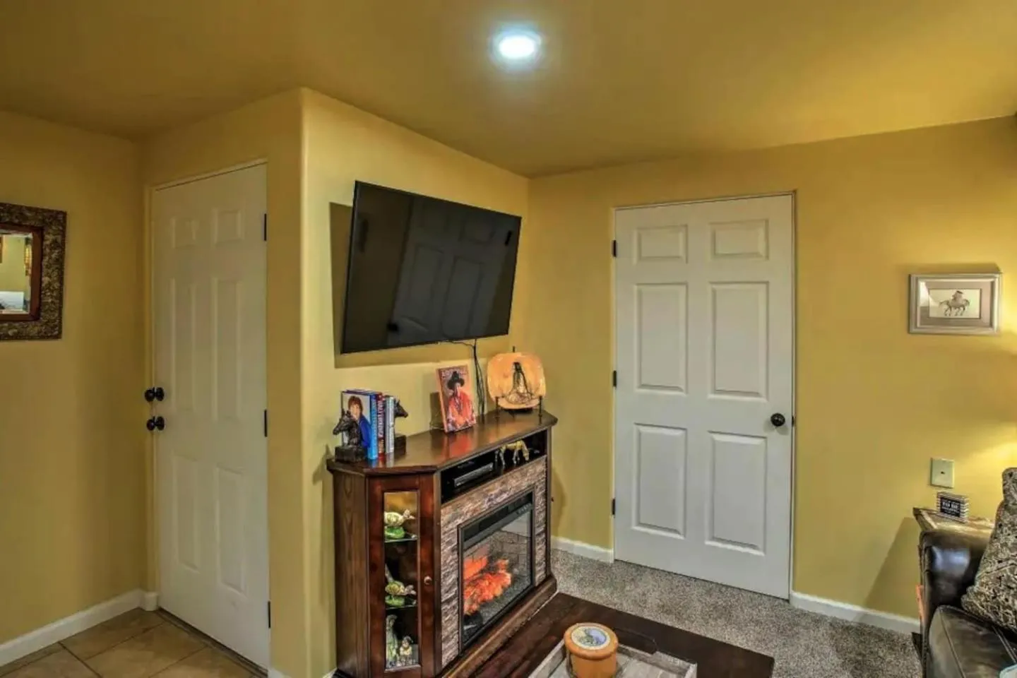 TV and multimedia in Private, Quite Casita , N. Scottsdale area,Private Pool & Patio, Cave Creek Az.