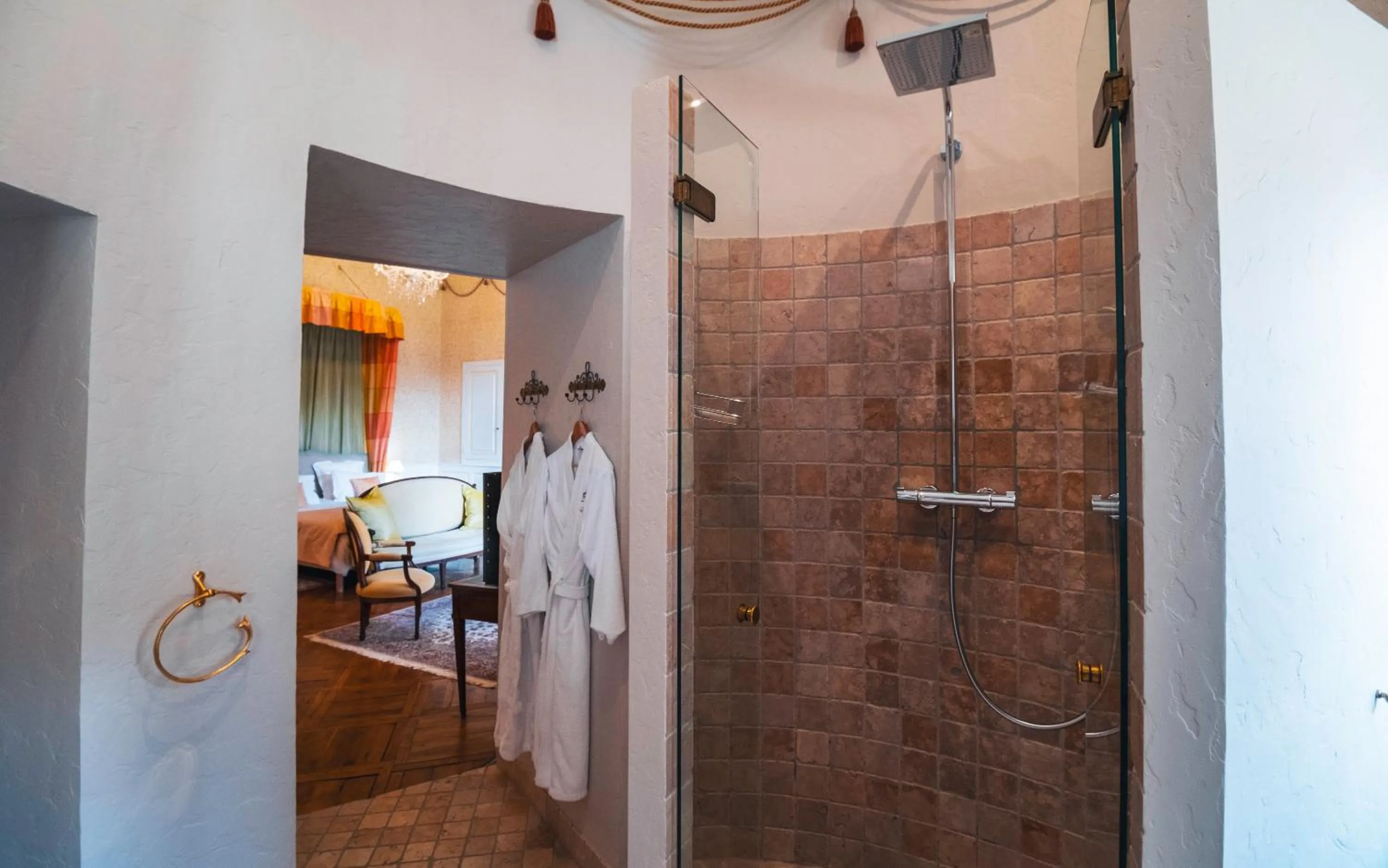 Shower in Château de Thorens