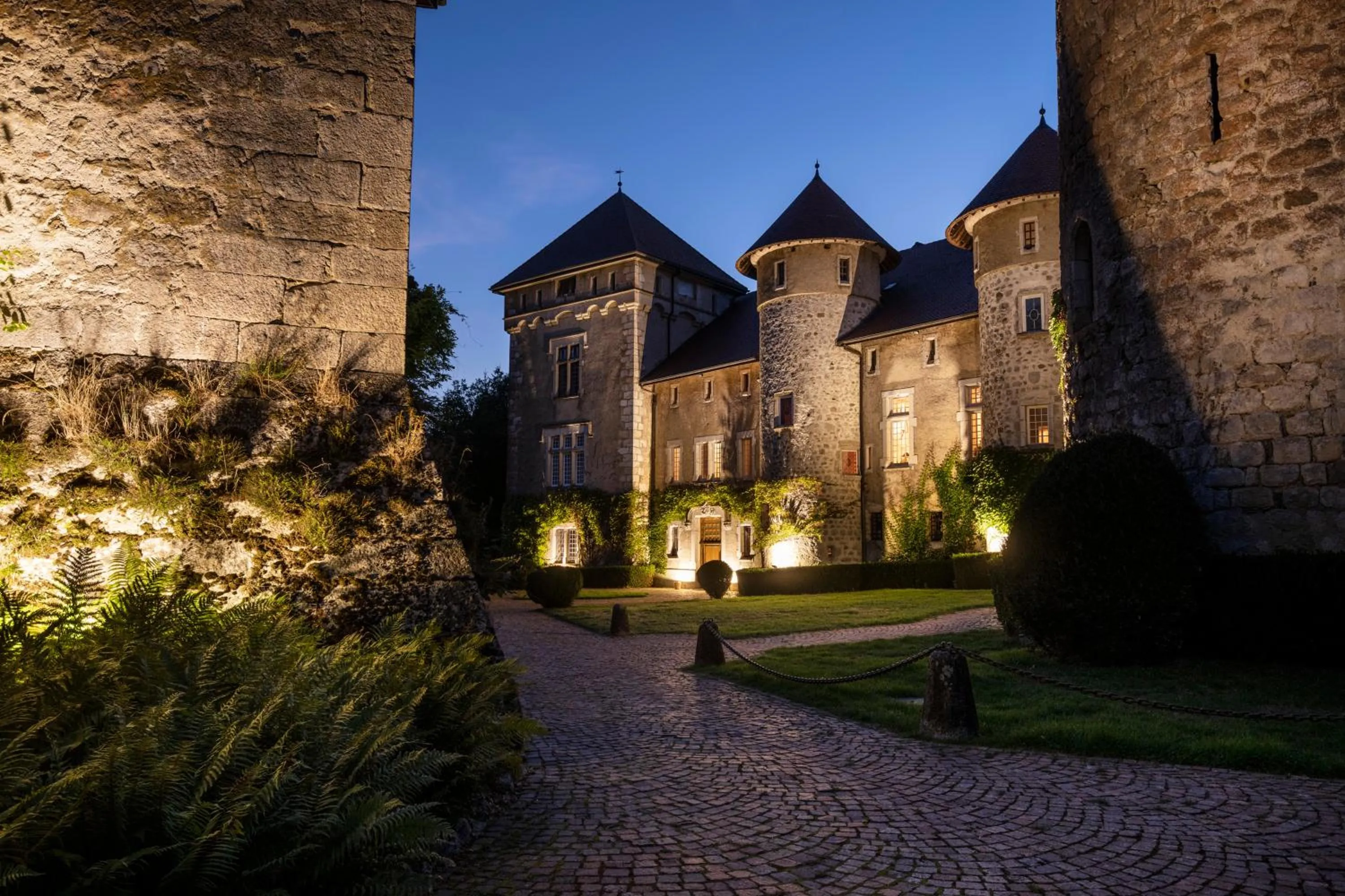 Night in Château de Thorens