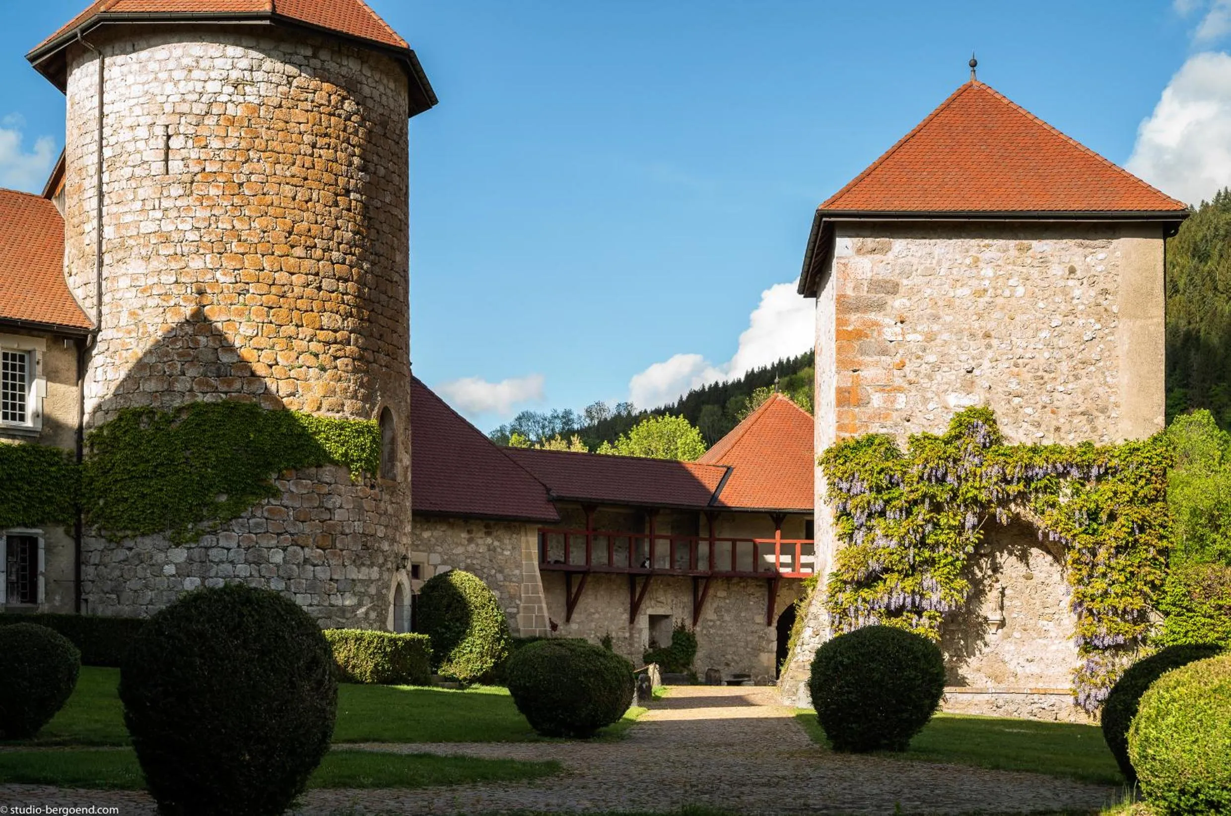 Inner courtyard view in Château de Thorens