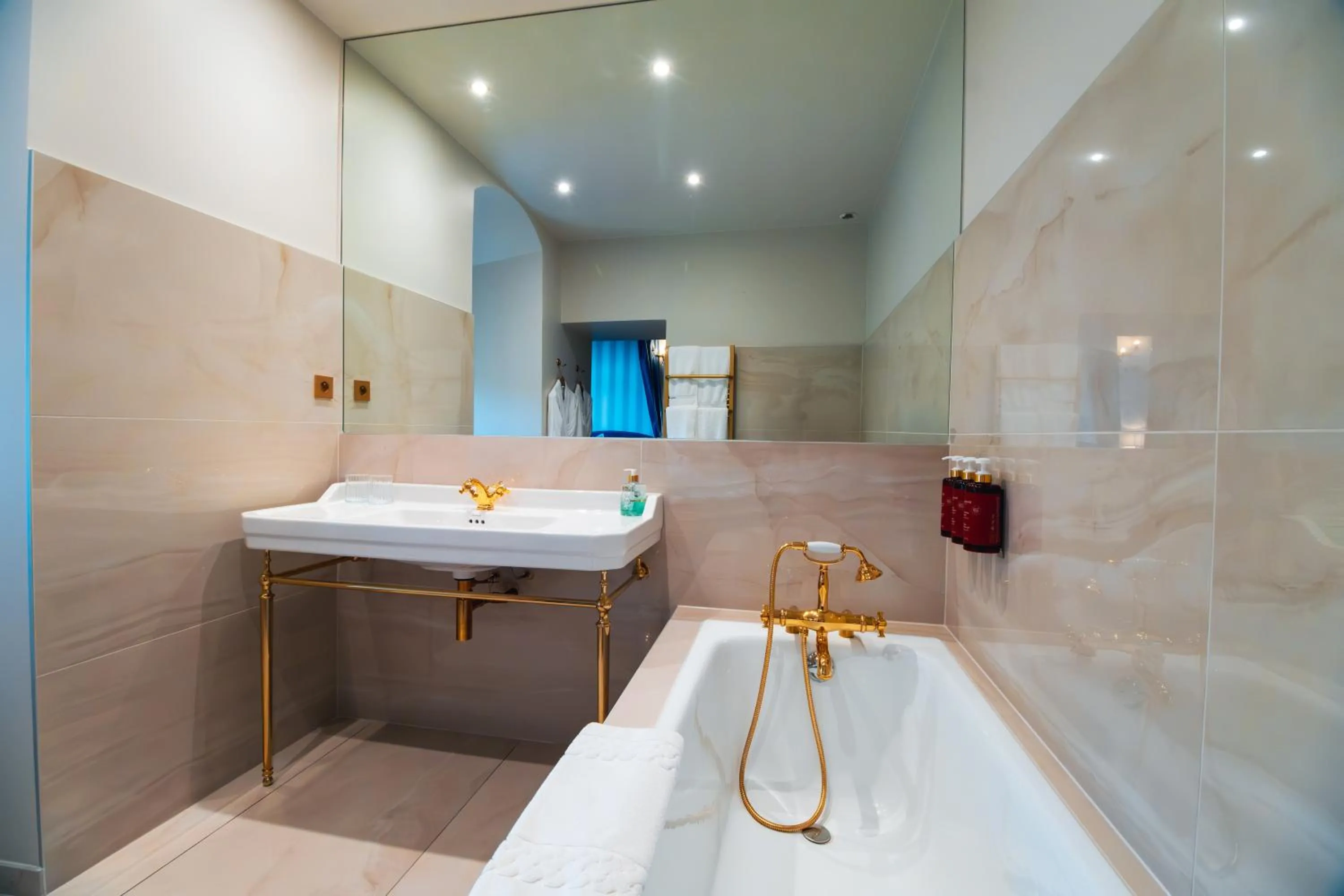 Shower in Château de Thorens
