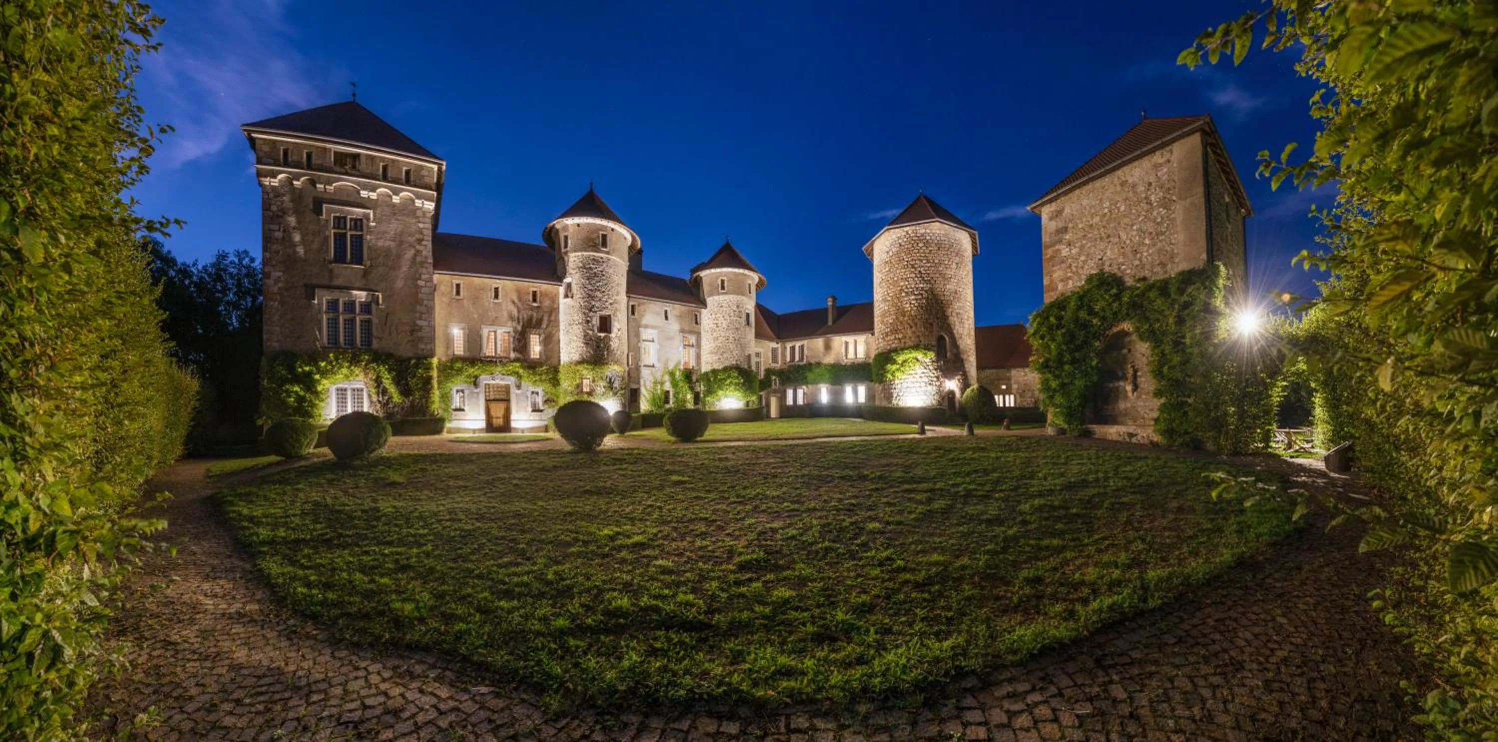 Night in Château de Thorens