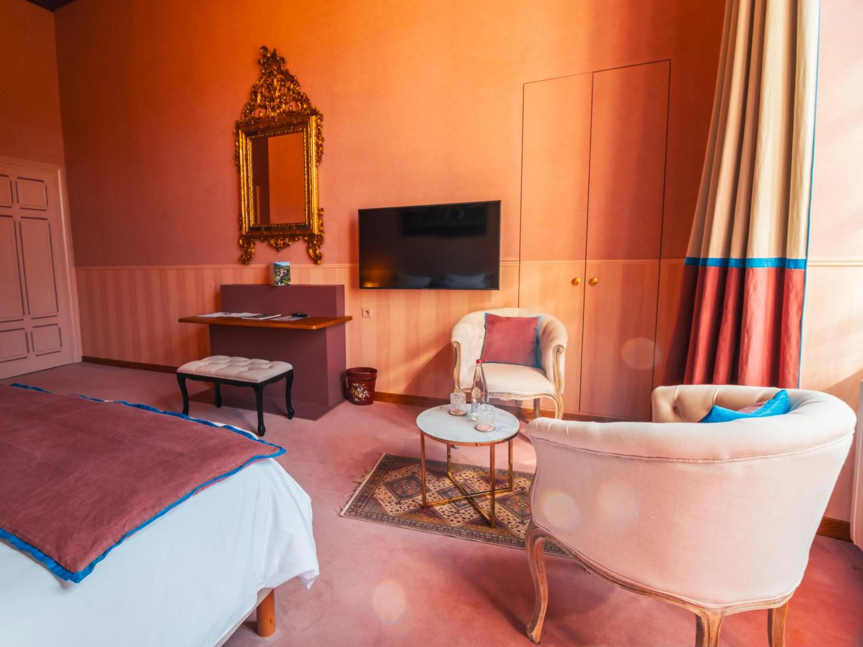 Living room, Bed in Château de Thorens