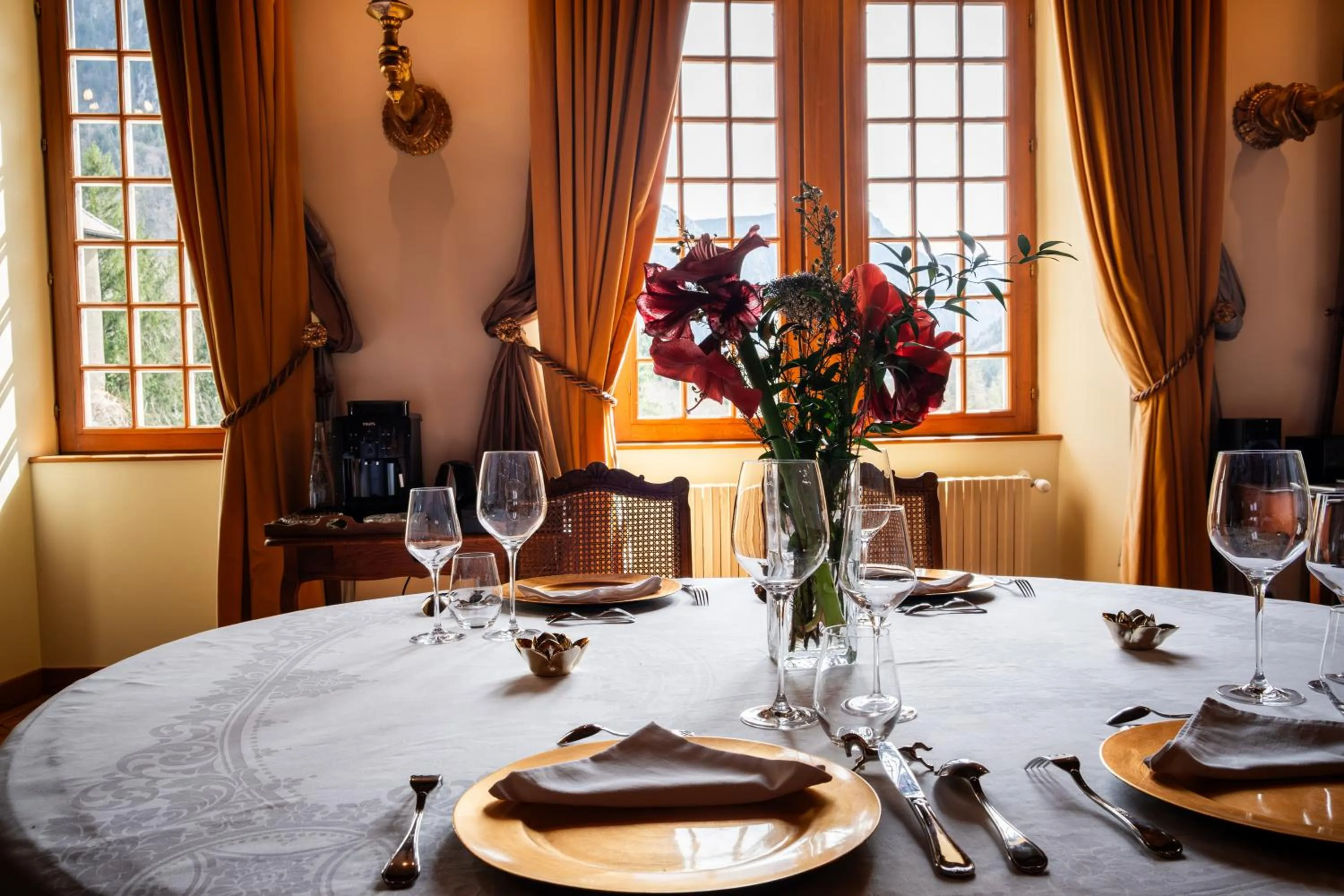 Restaurant/places to eat in Château de Thorens