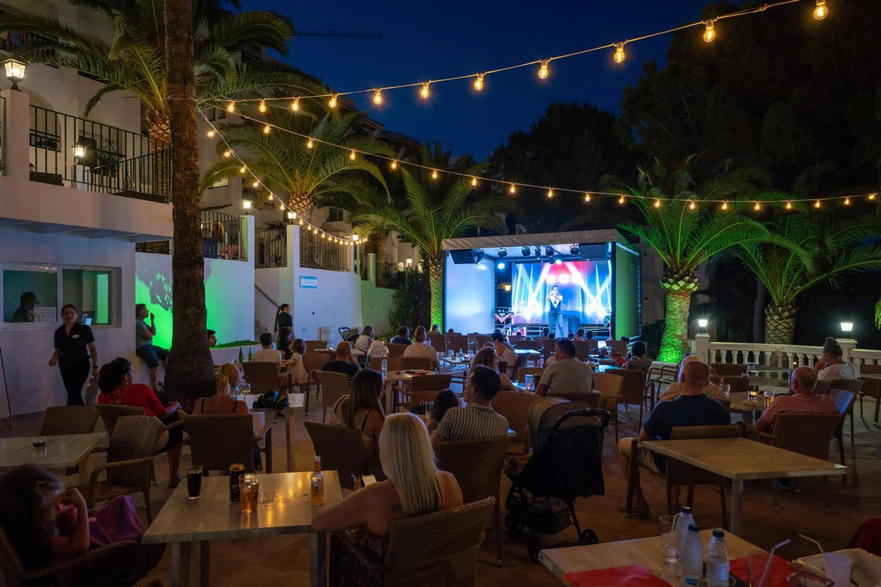 Evening entertainment in Aparthotel Holiday Center