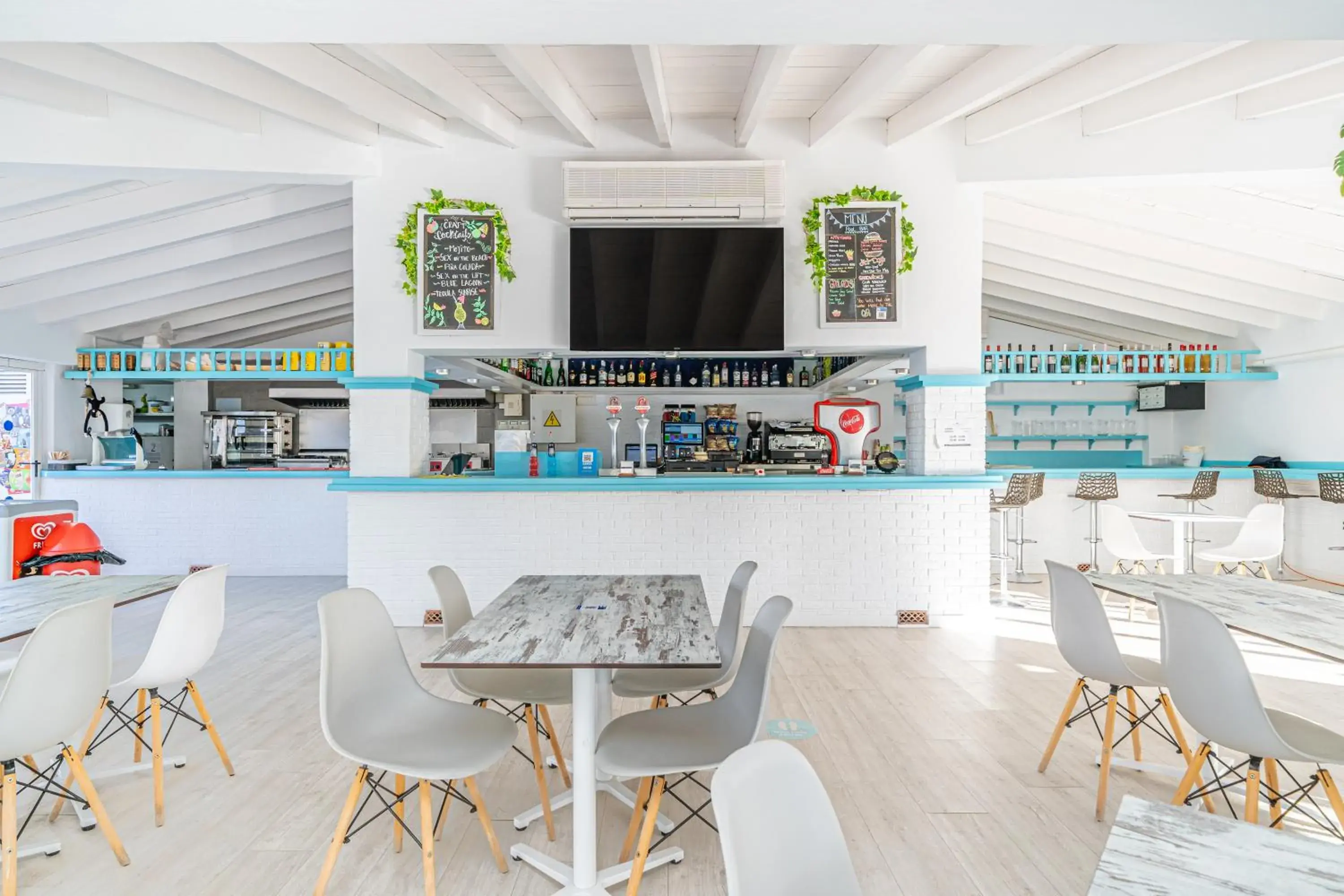 Lounge or bar in Aparthotel Holiday Center Lounge or bar in Aparthotel Holiday Center