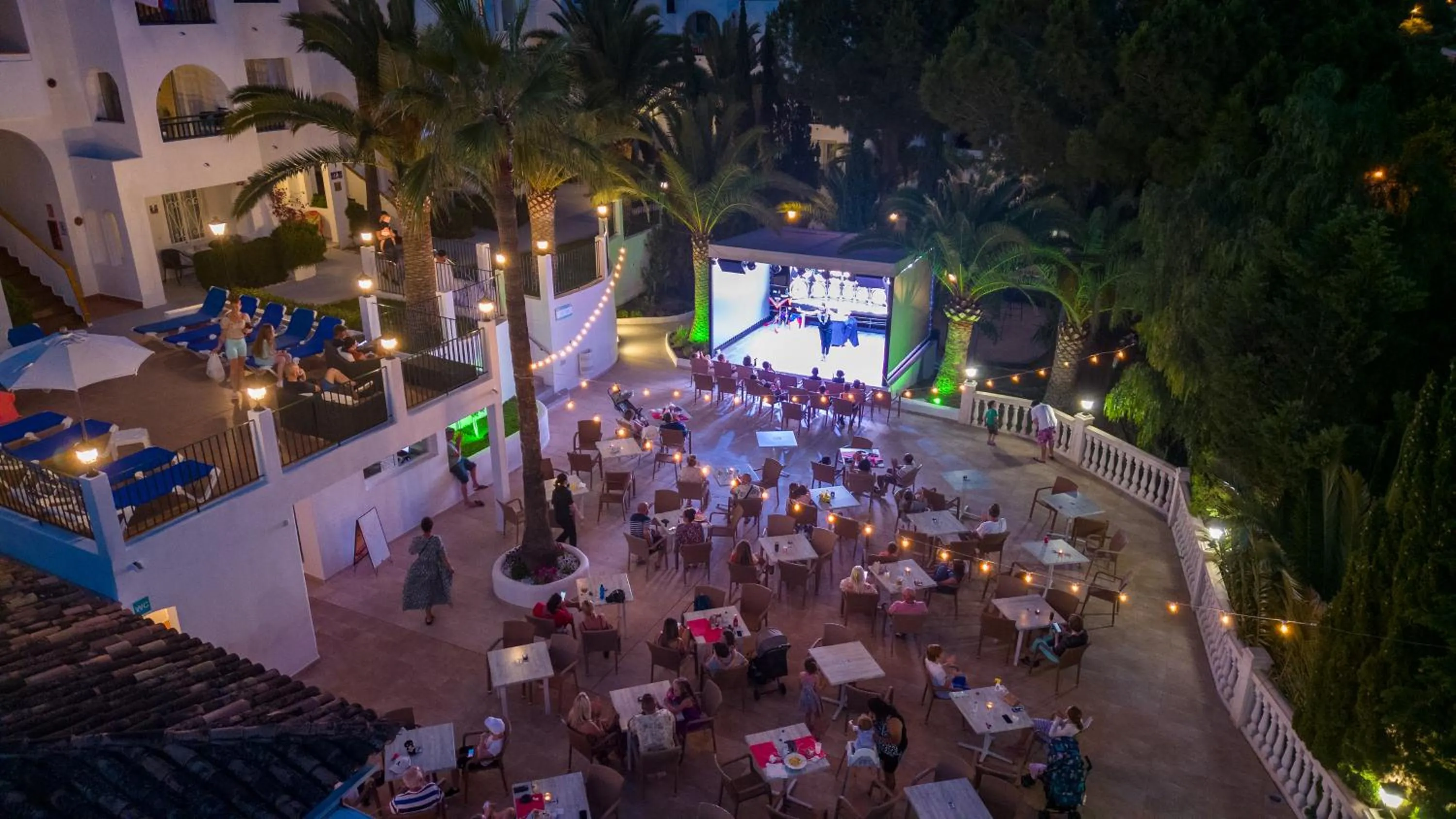 Evening entertainment in Aparthotel Holiday Center