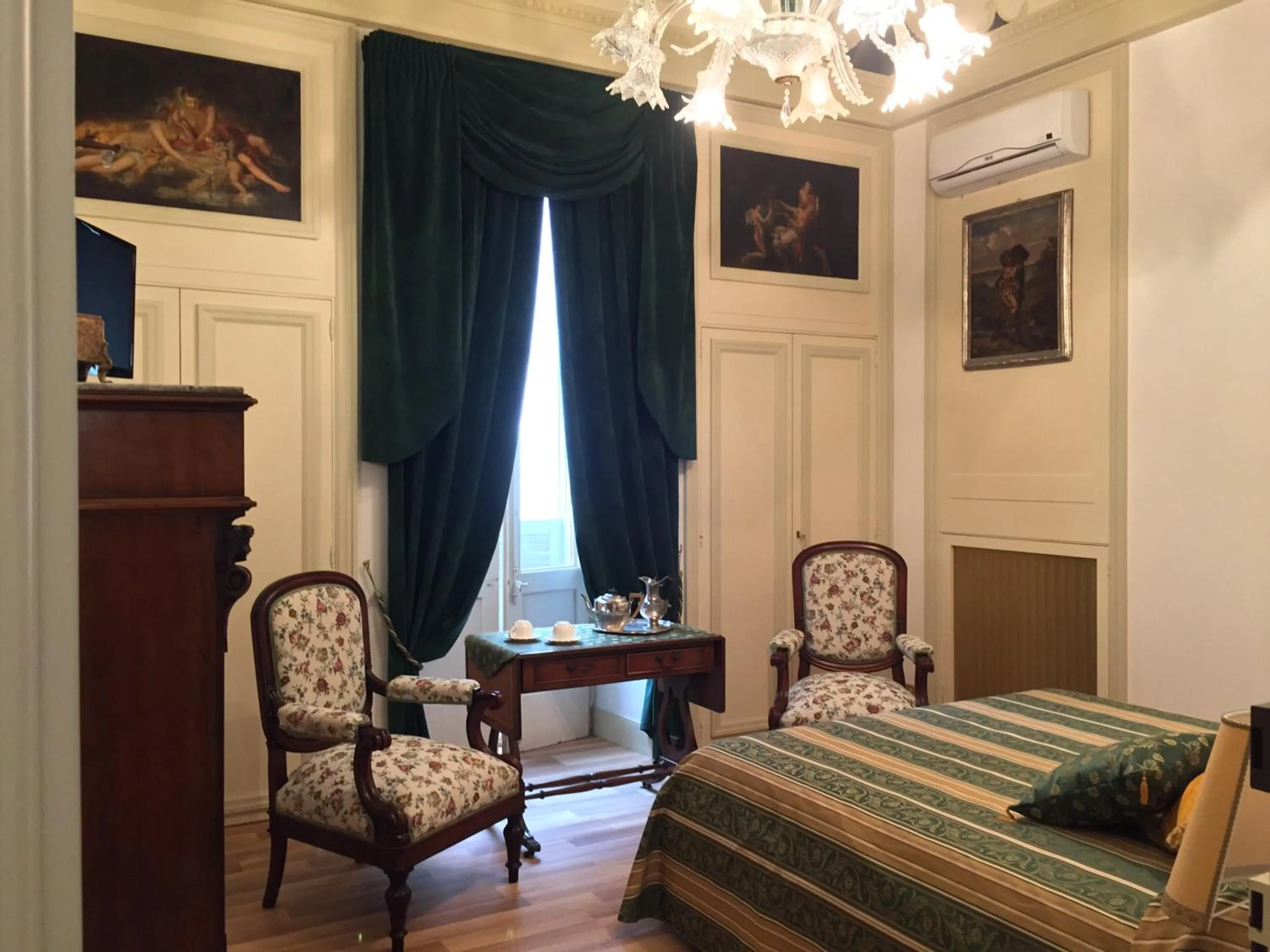 Photo of the whole room, Bed in Palazzo Laguardia