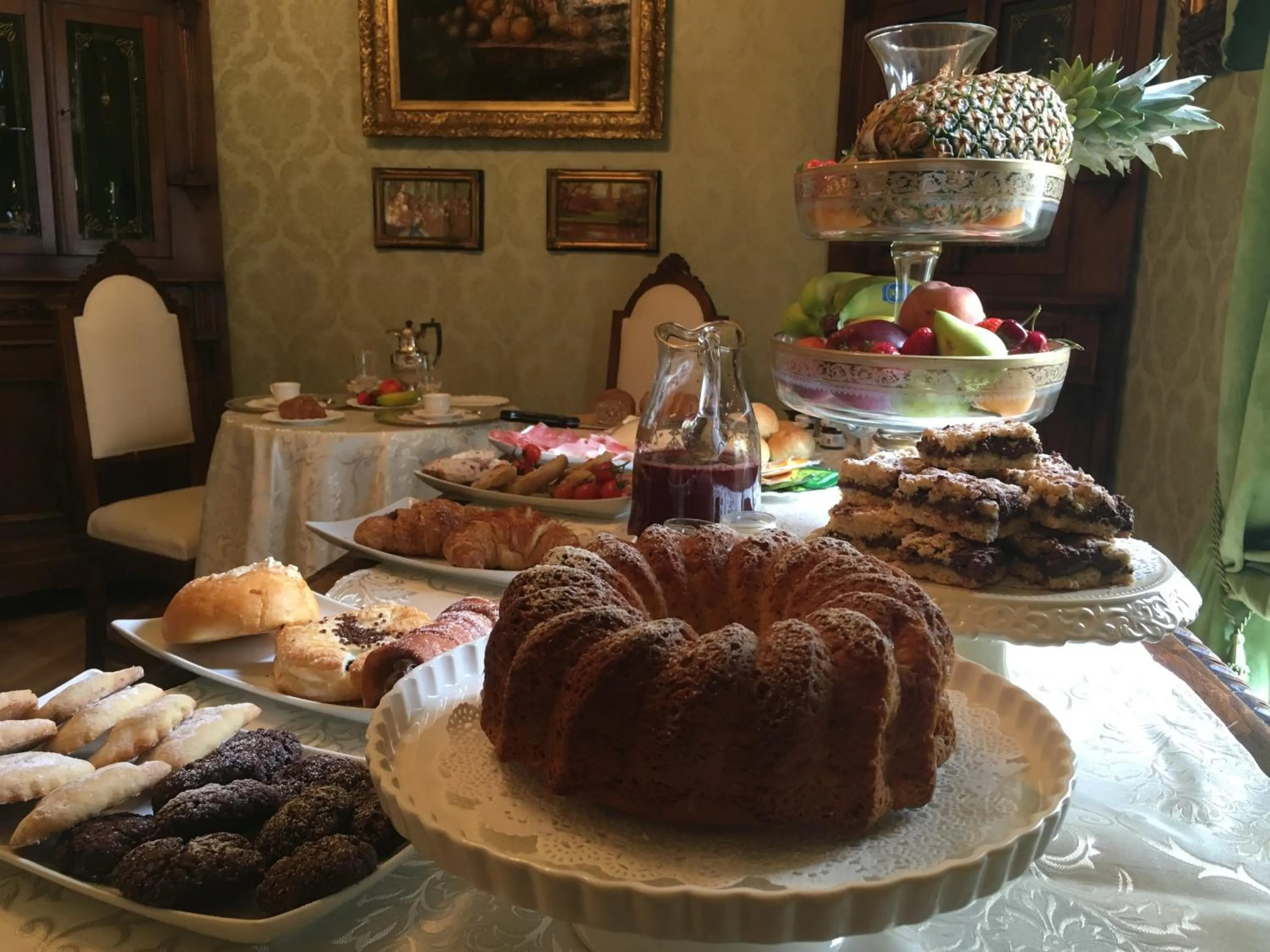 Buffet breakfast in Palazzo Laguardia