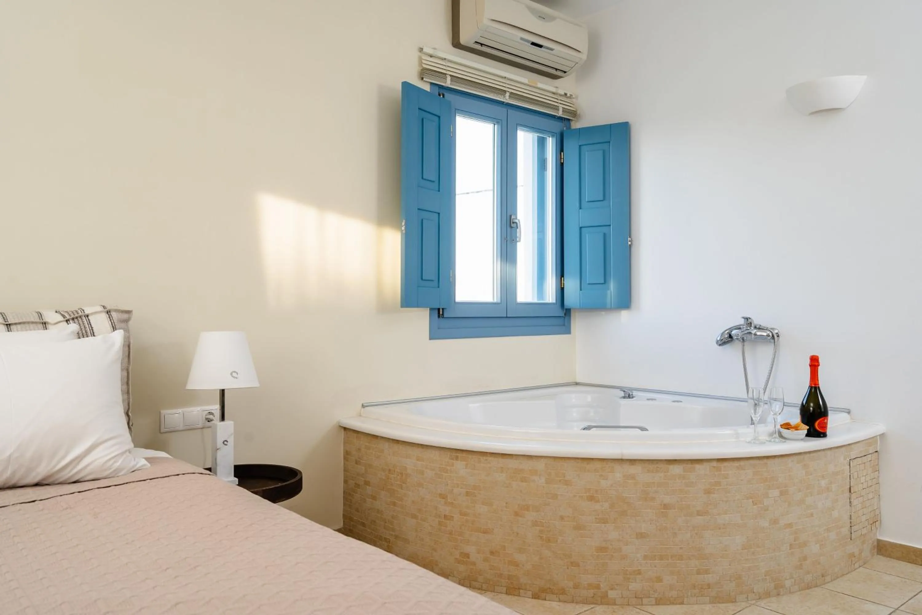 Shower, Bed in Mitos Suites