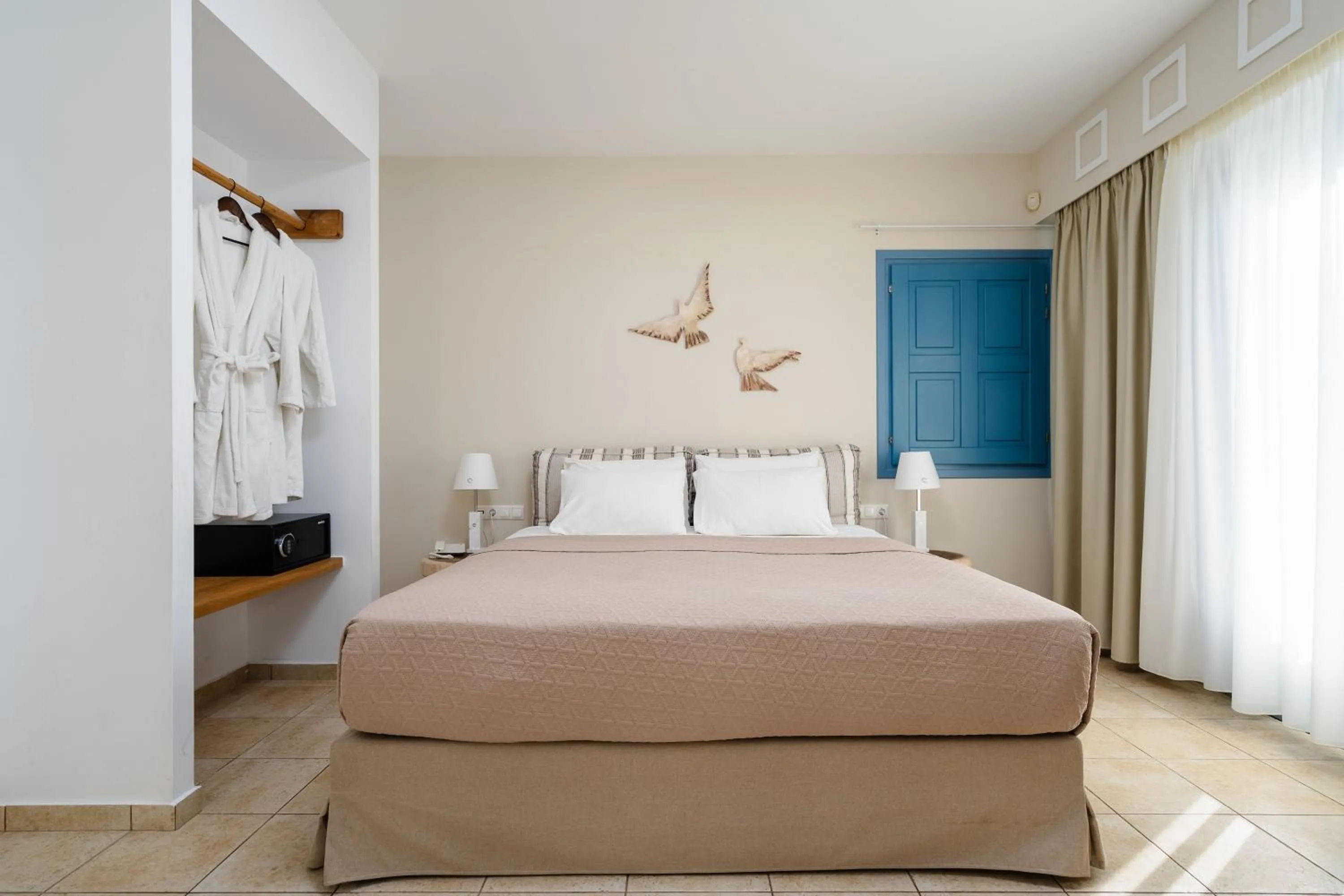 Shower, Bed in Mitos Suites