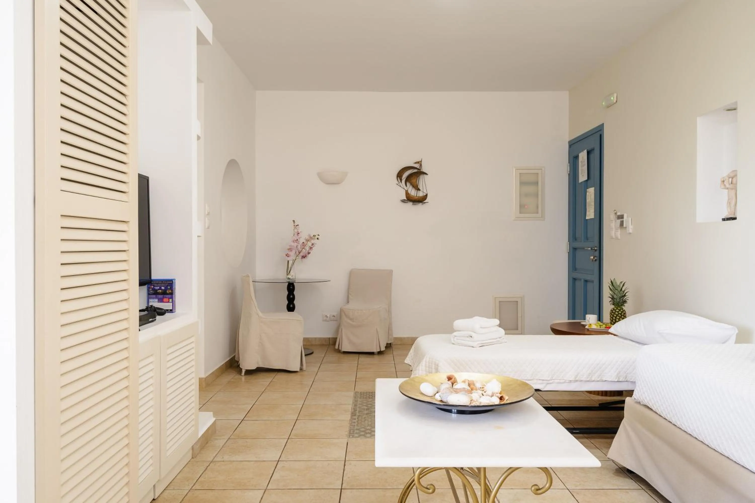 Shower, Bed in Mitos Suites