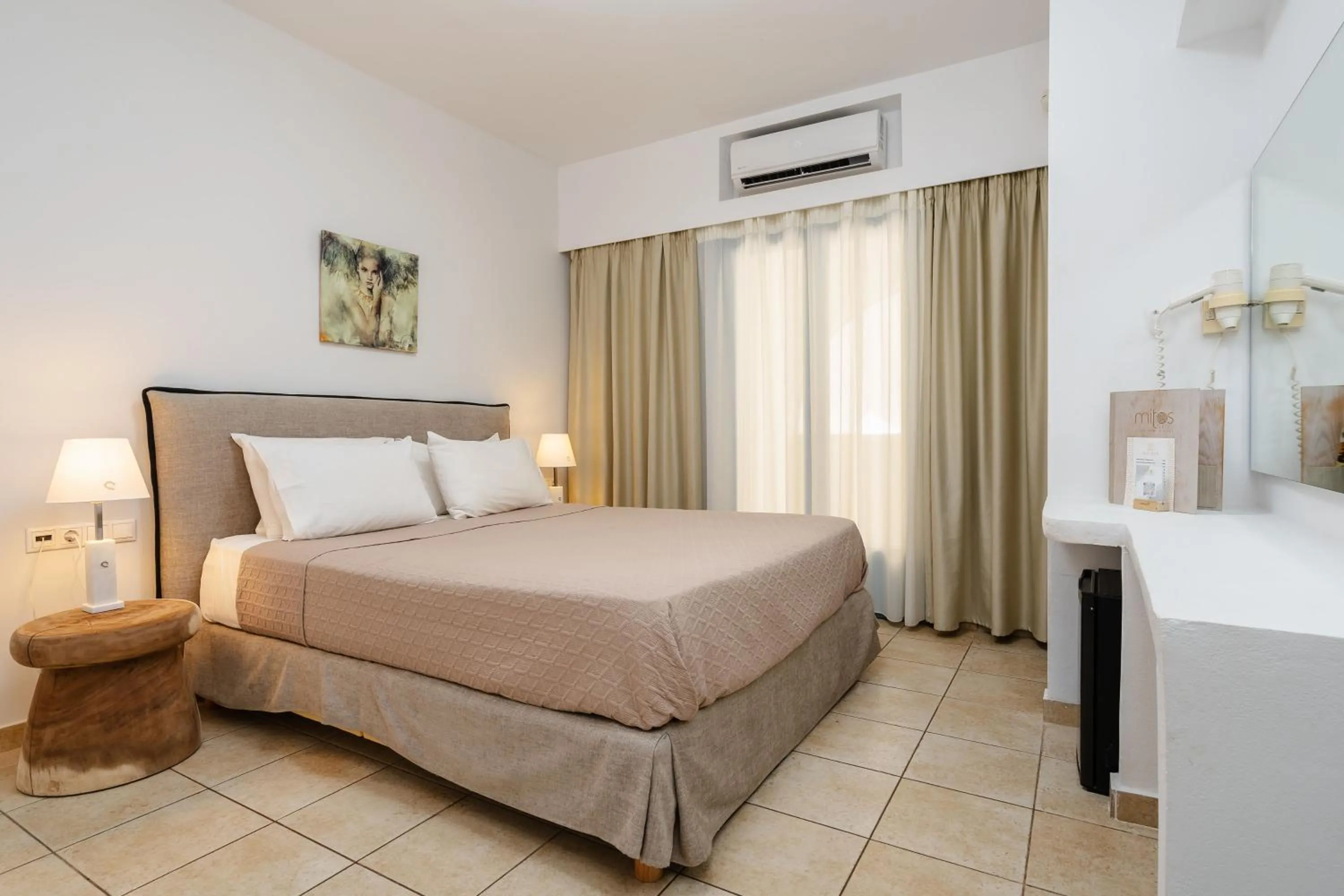 Deluxe Family Suite with Sea View and Hot Tub (2 Adults + 3 Children) in Mitos Suites