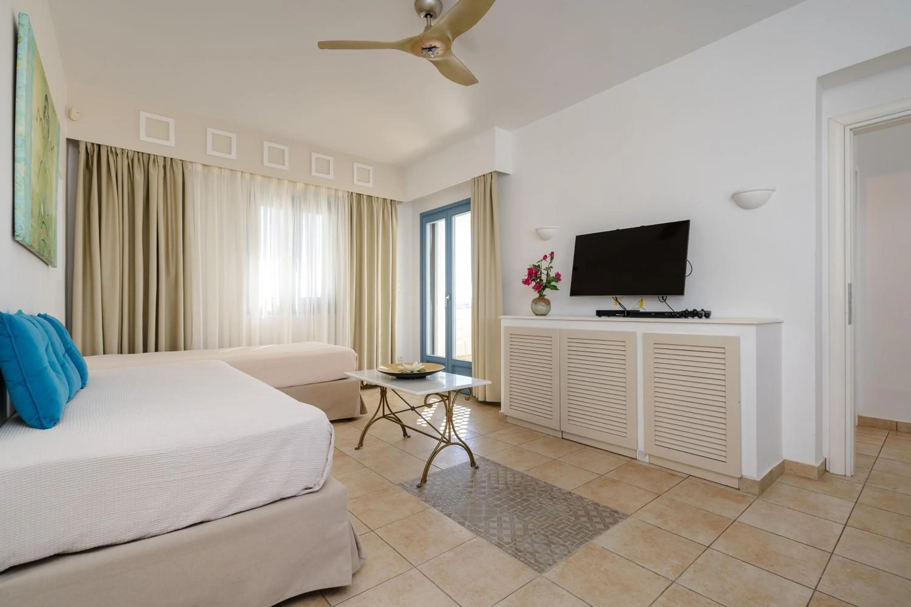 Shower, Bed in Mitos Suites