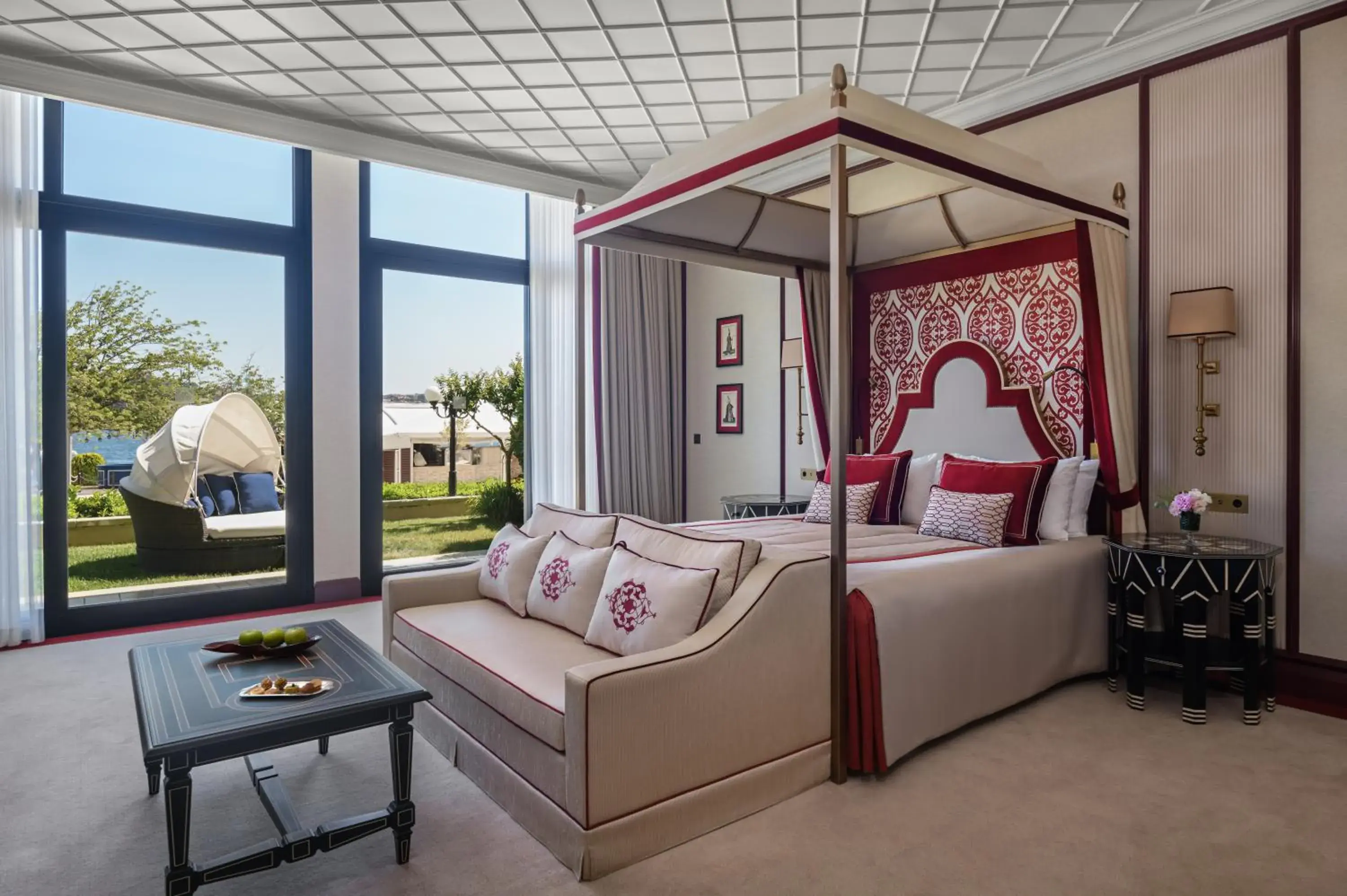 Bed in Çırağan Palace Kempinski Istanbul Bed in Çırağan Palace Kempinski Istanbul