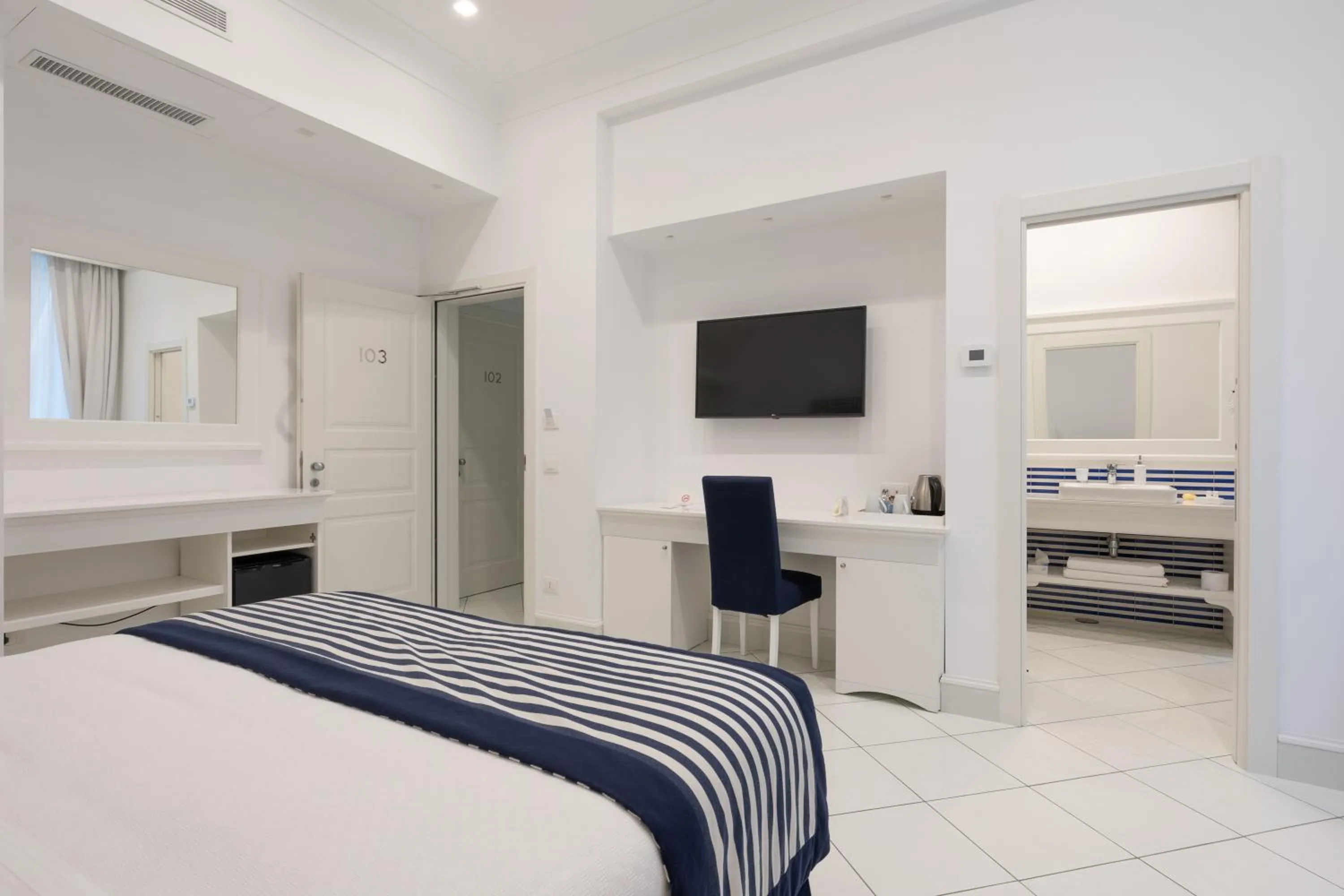 Bathroom, Bed in Duomo Guest House - Stay in Sorrento