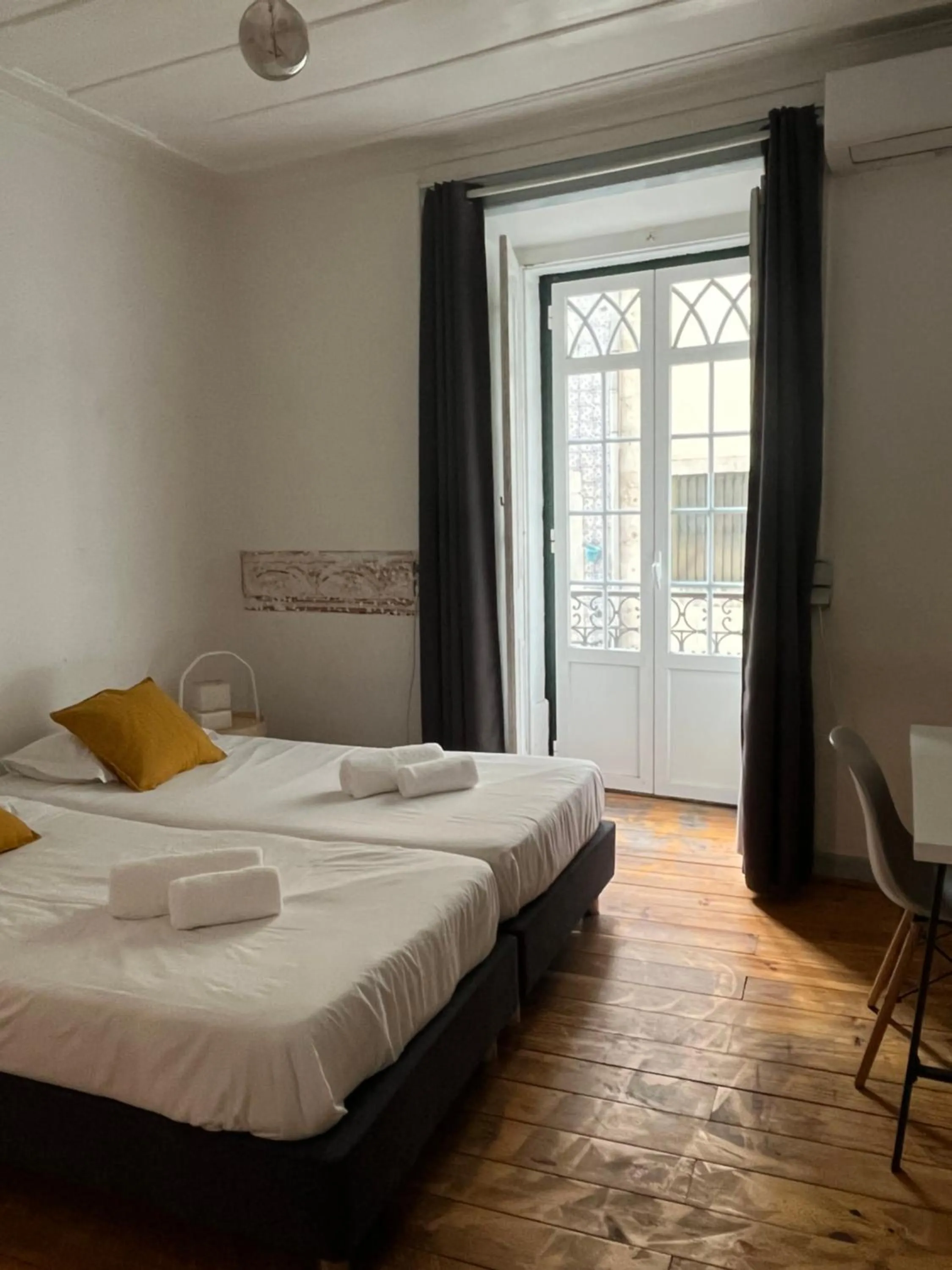 Twin Room with Balcony in Alface Hall Hostel & Bar