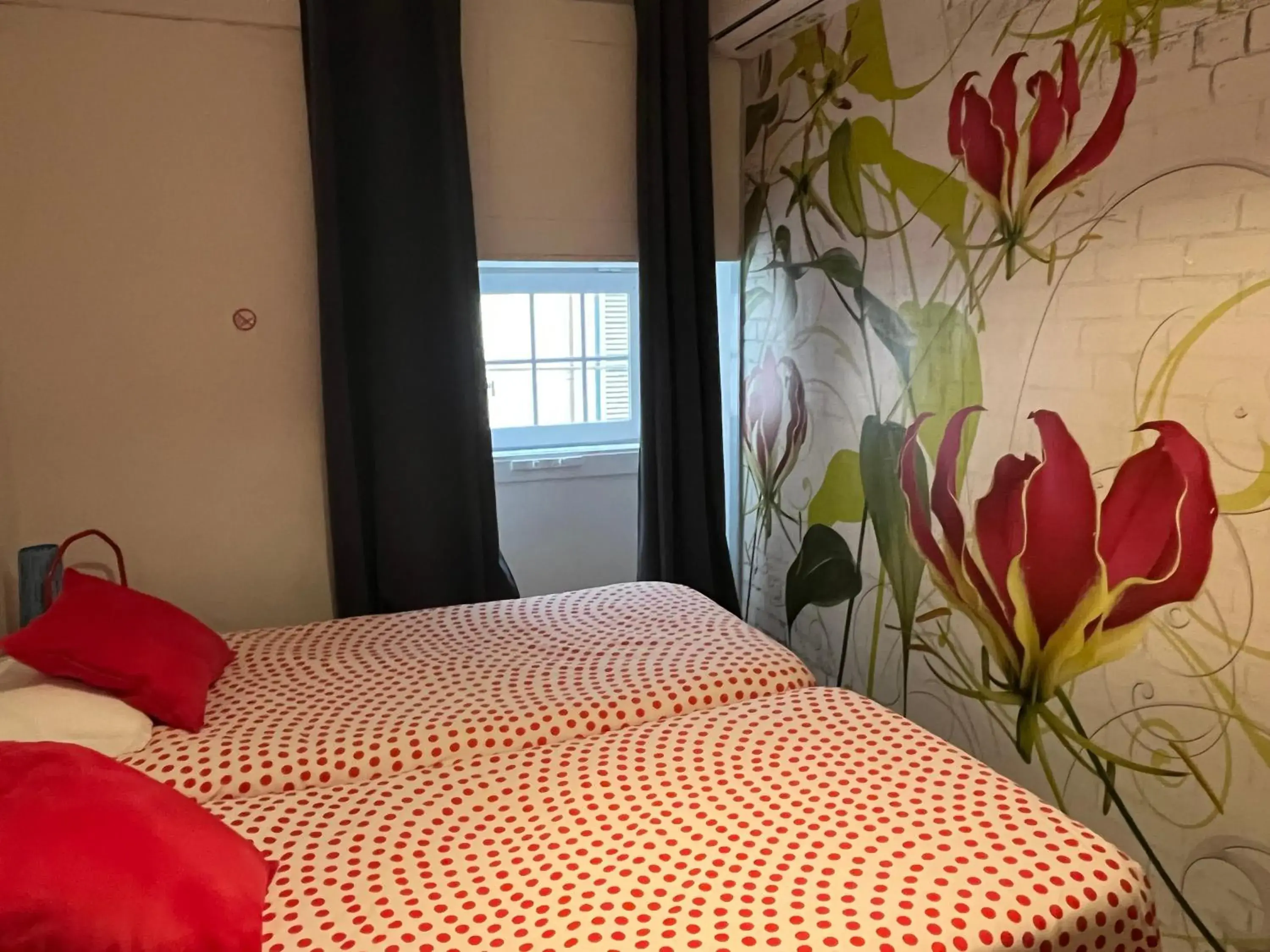 Standard Twin Room with Shared Bathroom in Alface Hall Hostel & Bar Standard Twin Room with Shared Bathroom in Alface Hall Hostel & Bar