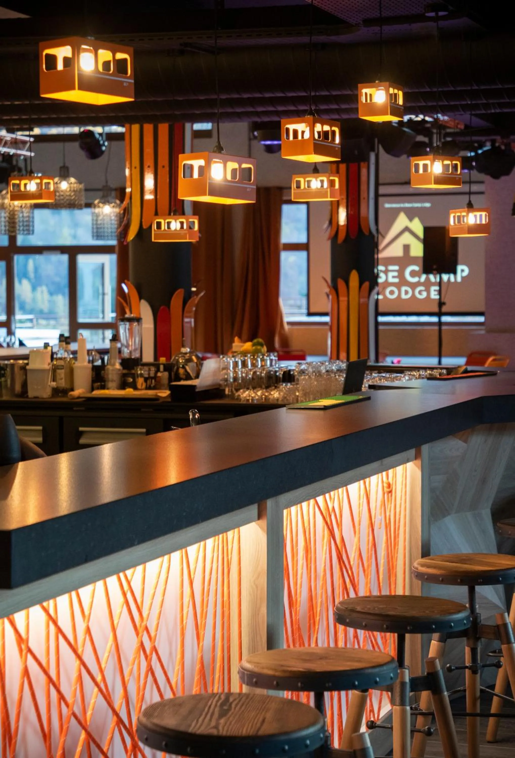 Lounge or bar in Hotel Base Camp Lodge - Bourg Saint Maurice