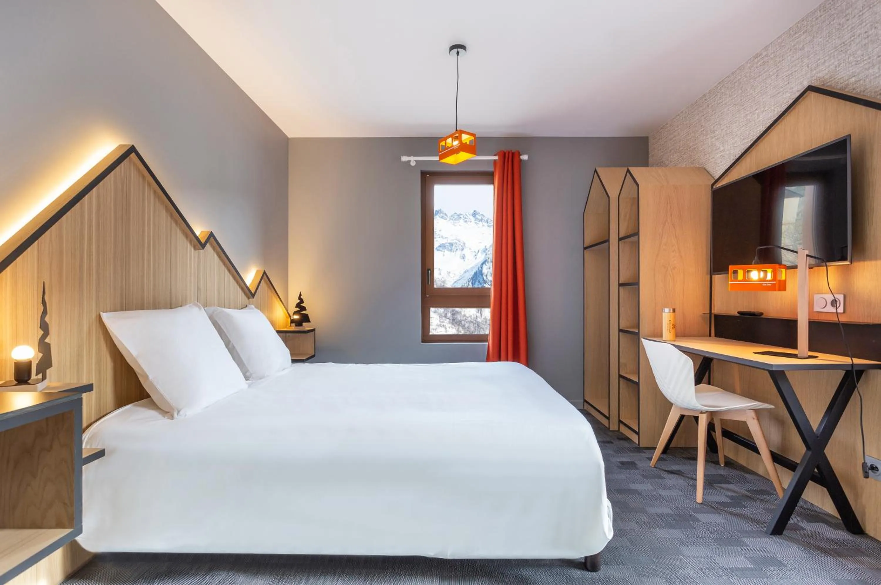 Photo of the whole room, Bed in Hotel Base Camp Lodge - Bourg Saint Maurice