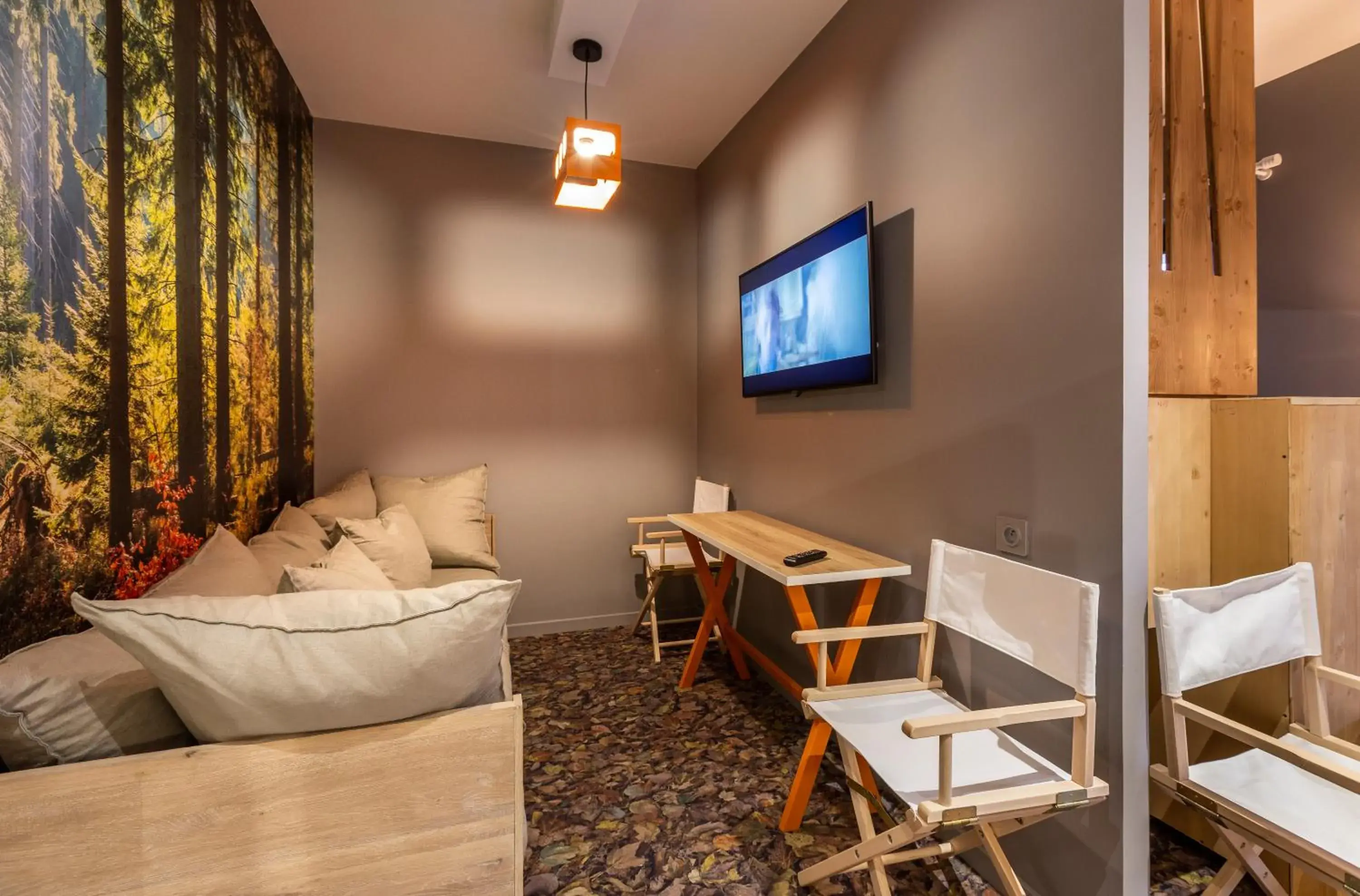 Seating area, Bed in Hotel Base Camp Lodge - Bourg Saint Maurice Seating area, Bed in Hotel Base Camp Lodge - Bourg Saint Maurice