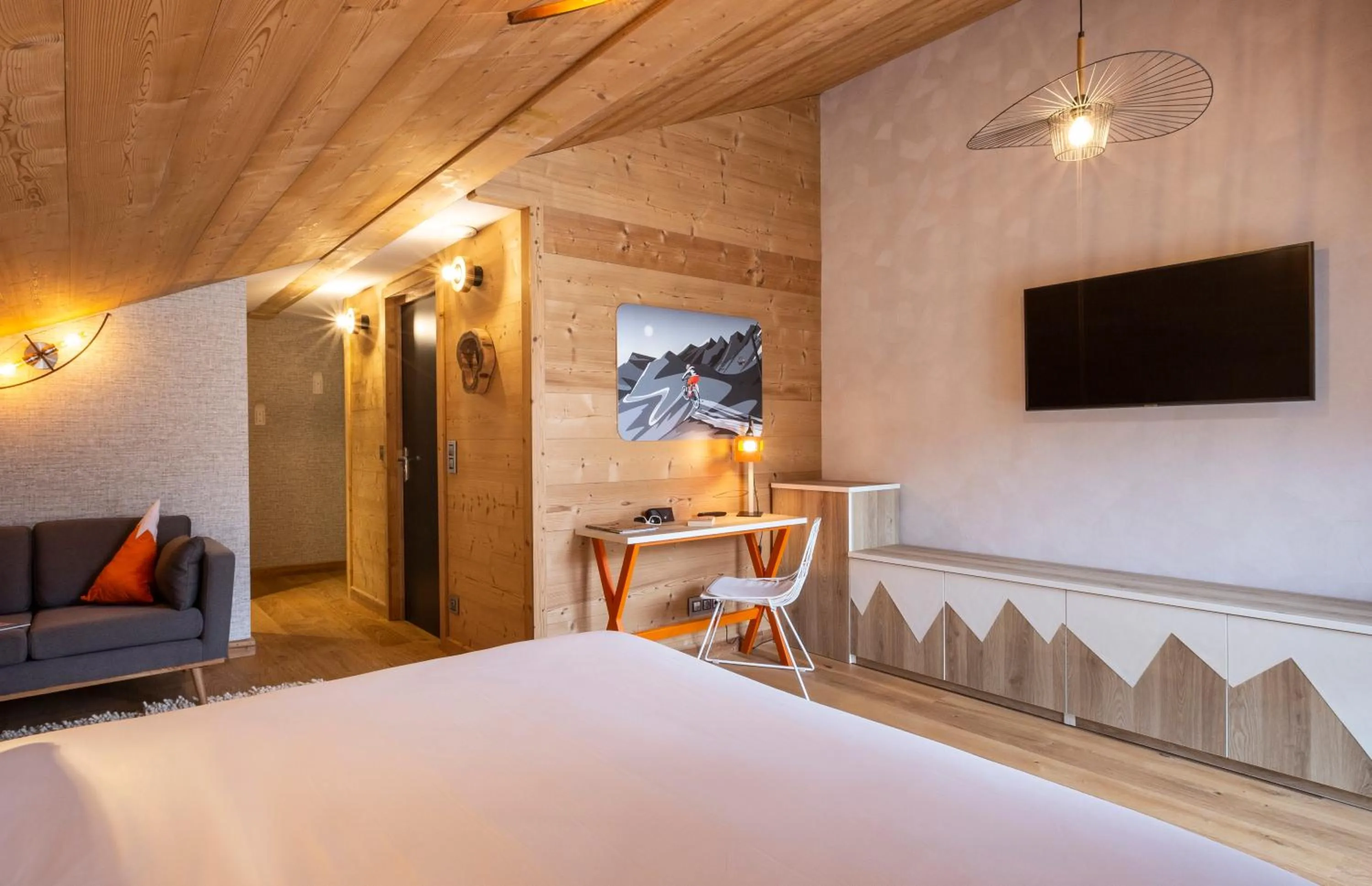 Photo of the whole room, Bed in Hotel Base Camp Lodge - Bourg Saint Maurice