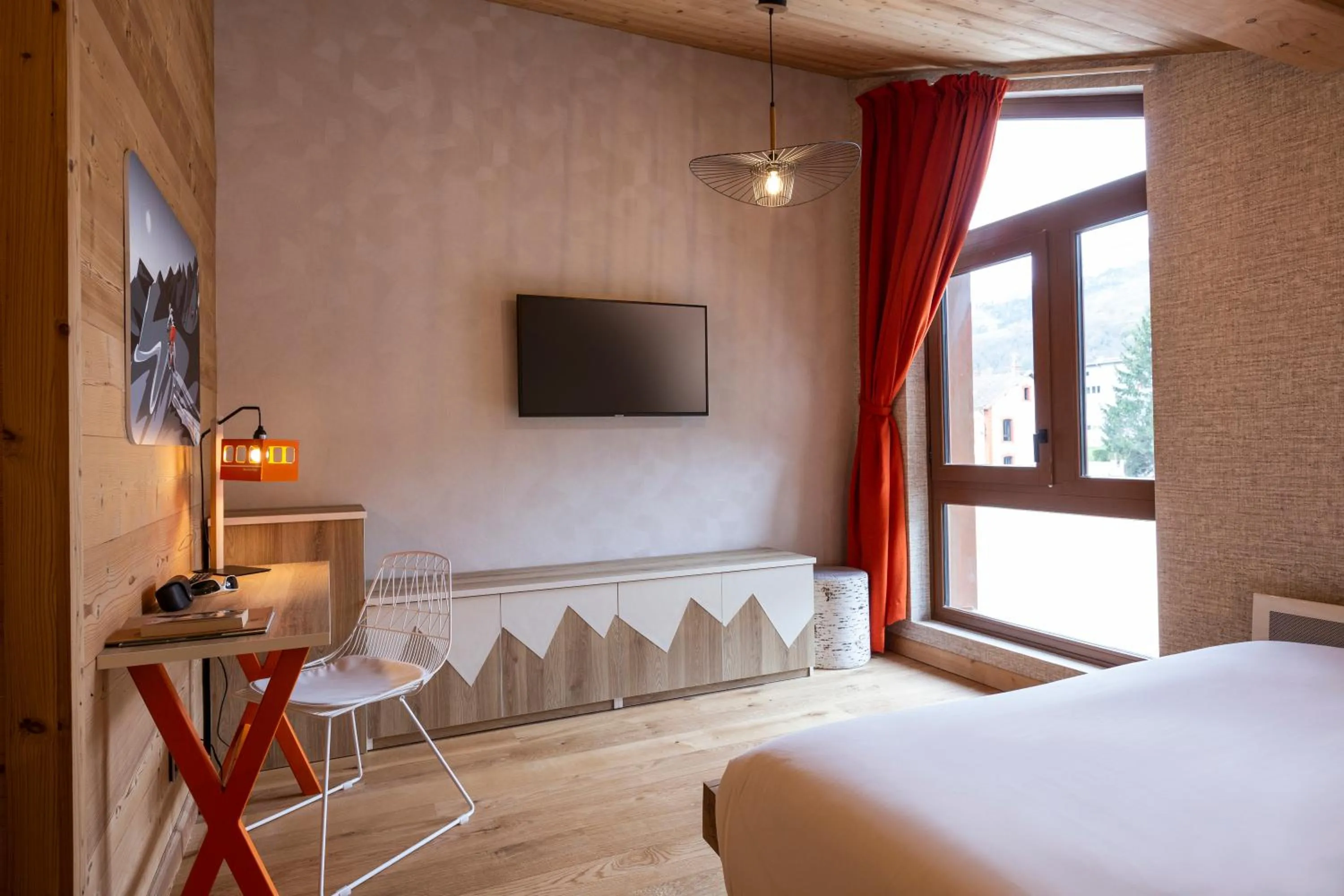 Photo of the whole room, Bed in Hotel Base Camp Lodge - Bourg Saint Maurice